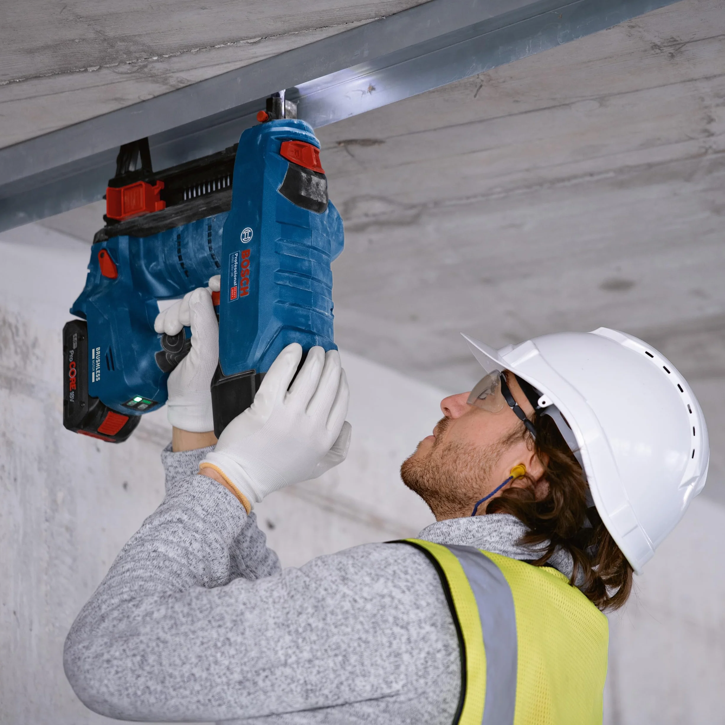 Bosch Professional 18V System Clavadora para Hormigón a Batería GNB 18V-38 (long. clavos 16-38 mm, incl. 2 ProCORE18V 4,0 Ah, GAL 18V-40, clavija de extracción, gancho para útiles, bandeja, XL-BOXX)