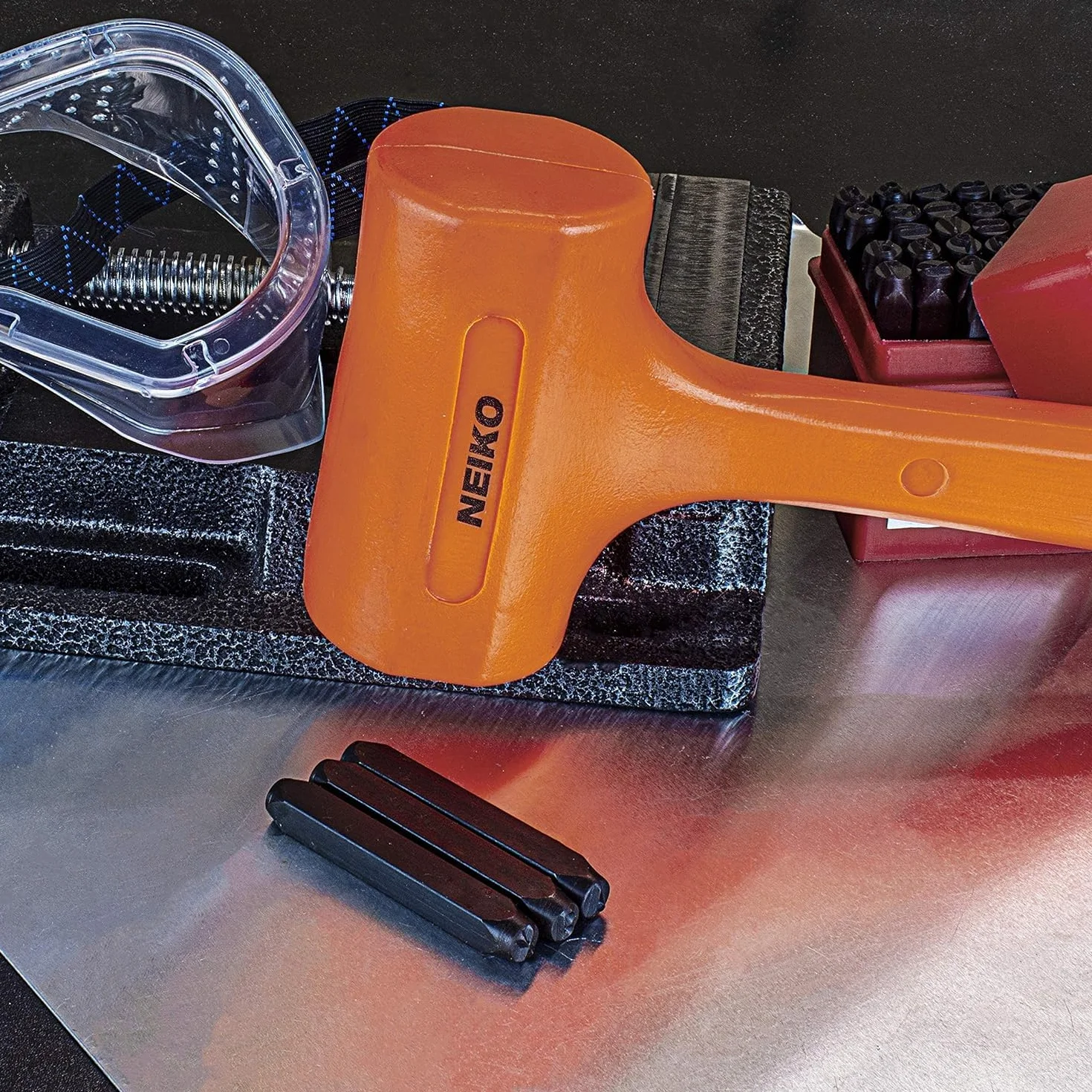 Neiko 02848A - Martillo de soplado muerto de 3 libras, color naranja neón | Moldeado unibody | Agarre a cuadros | Resistente a chispas y rebote