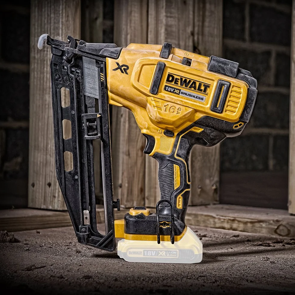 DeWALT – Clavadora inalámbrica para clavos de 63 mm, 18 V, 1 unidad, DCN660P2-QW