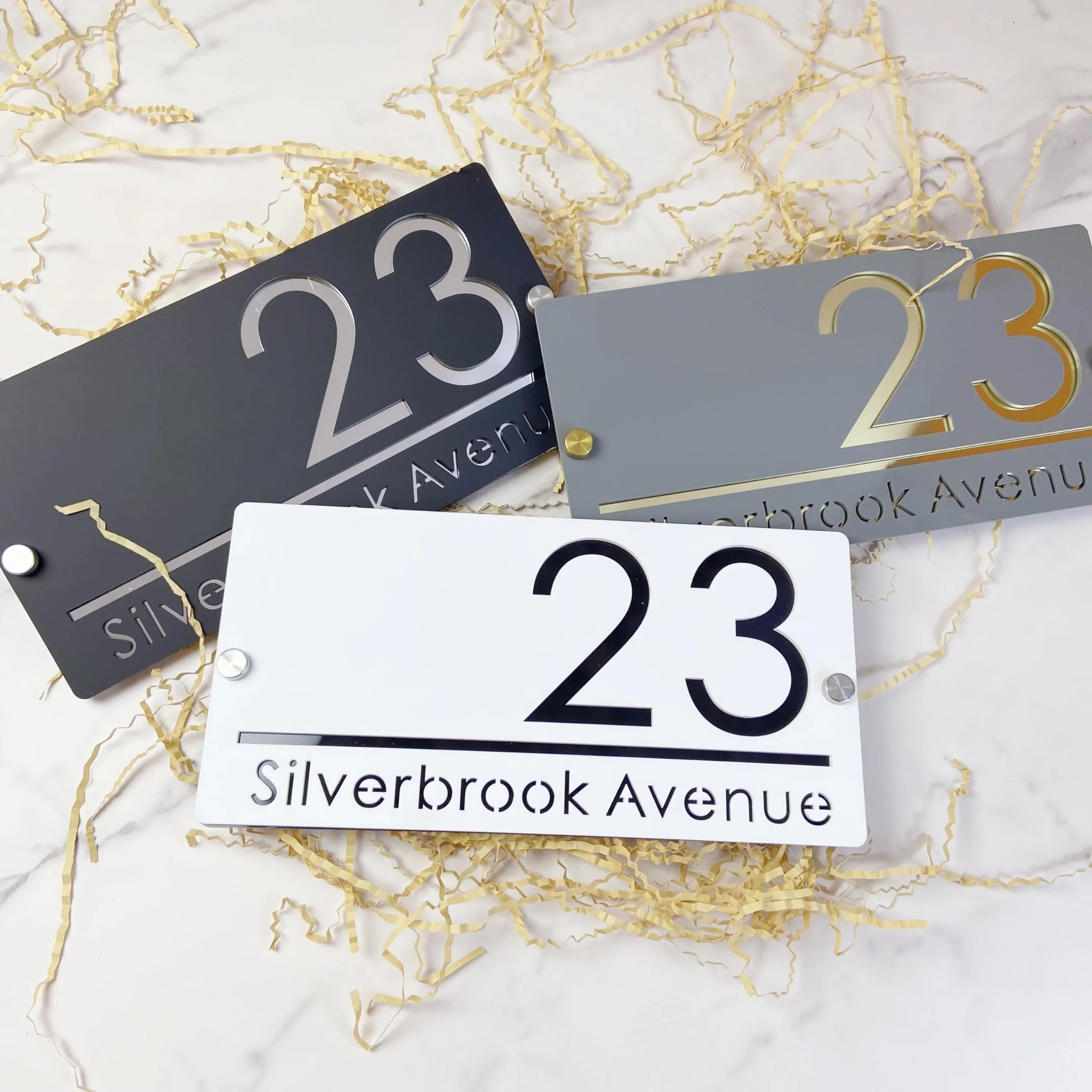 Placa de número de casa al aire libre, Diseño suspendido placa de número de casa personalizada, letrero de nombre de calle 3D cortado con láser acrílico moderno (negro&plata)
