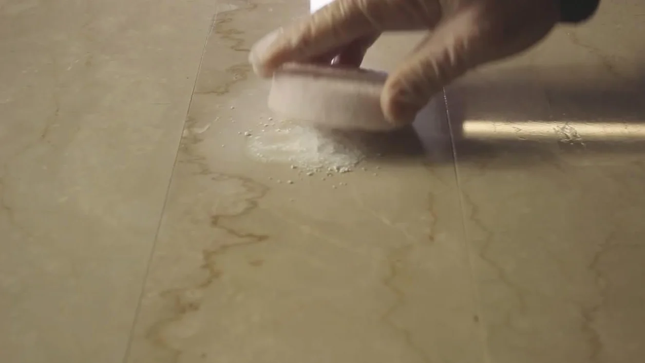 RENUEVA MARMOL PLUS kit para eliminar opacidad, arañazos, corrosiones y rehacer el pulido de mármol con alto contenido de carbonato y travertino