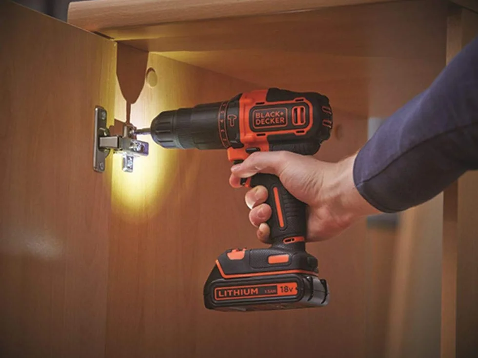 BLACK+DECKER Kit Taladro Percutor 18V, Luz LED, Velocidad Variable, con 2 Baterías de Litio de 1.5Ah, Cargador, con 80 Accesorios y Maletín, BDCHD18BAFC
