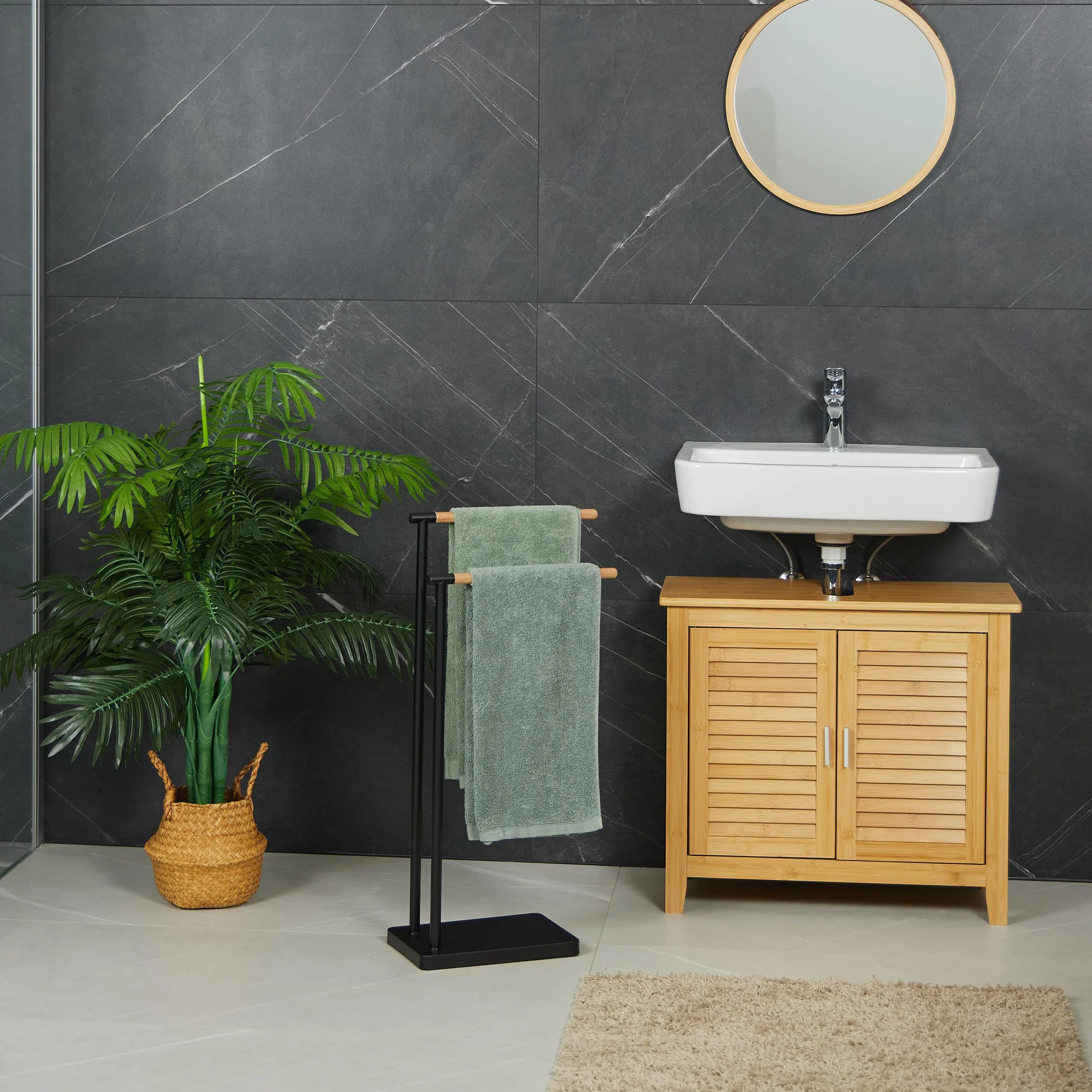 Relaxdays Toallero de Pie, Porta Toallas Baño, Soporte con 2 Brazos, Acero Inoxidable, Bambú, Montaje Sin Taladro, Negro