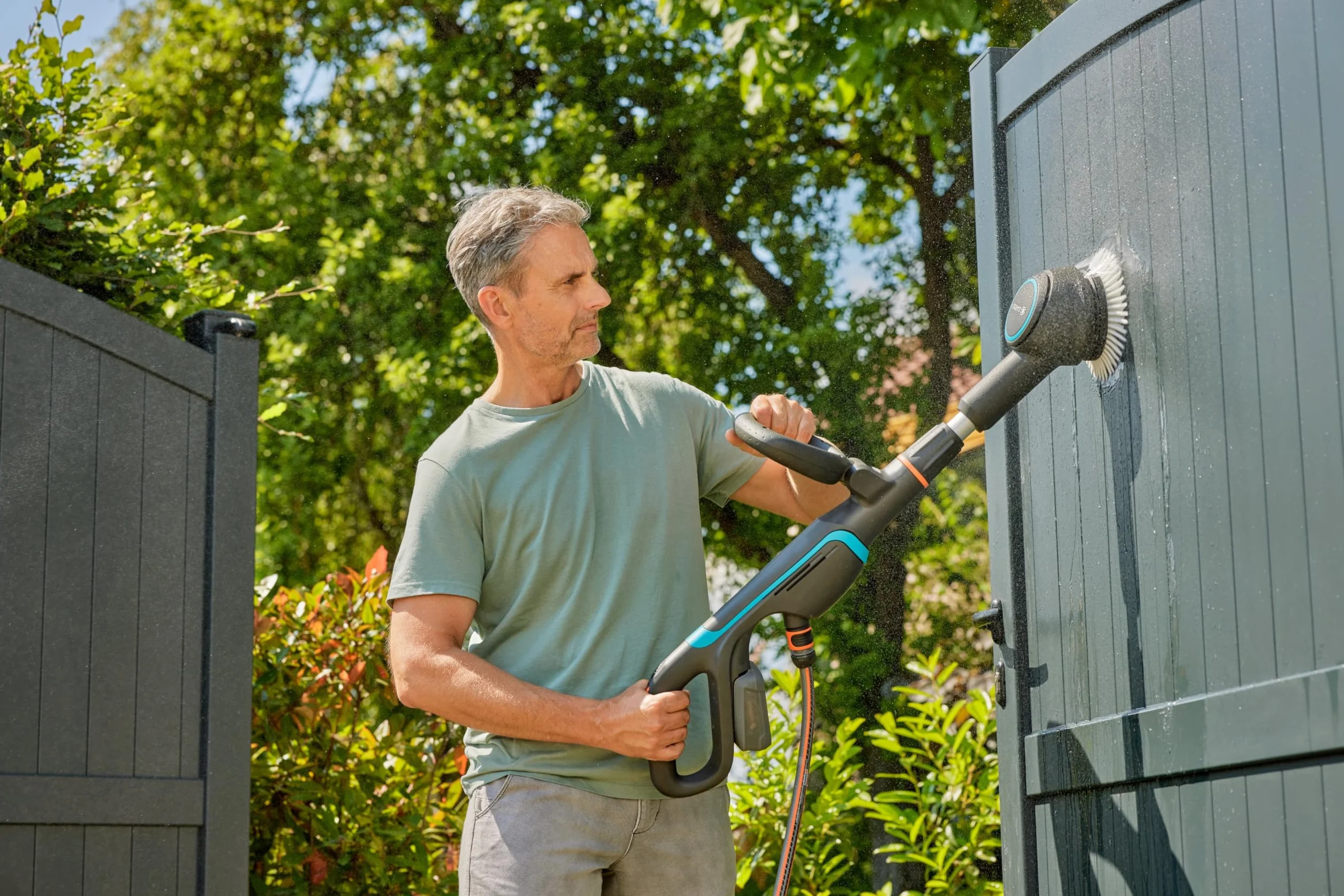 Gardena Limpiador AquaBrush a batería Compact 02/18V P4A Solo: Exterior, Funcionamiento con un Solo Toque, Limpieza Vertical, Ergonómico y Ajustable, Sin Cable (14840-55)