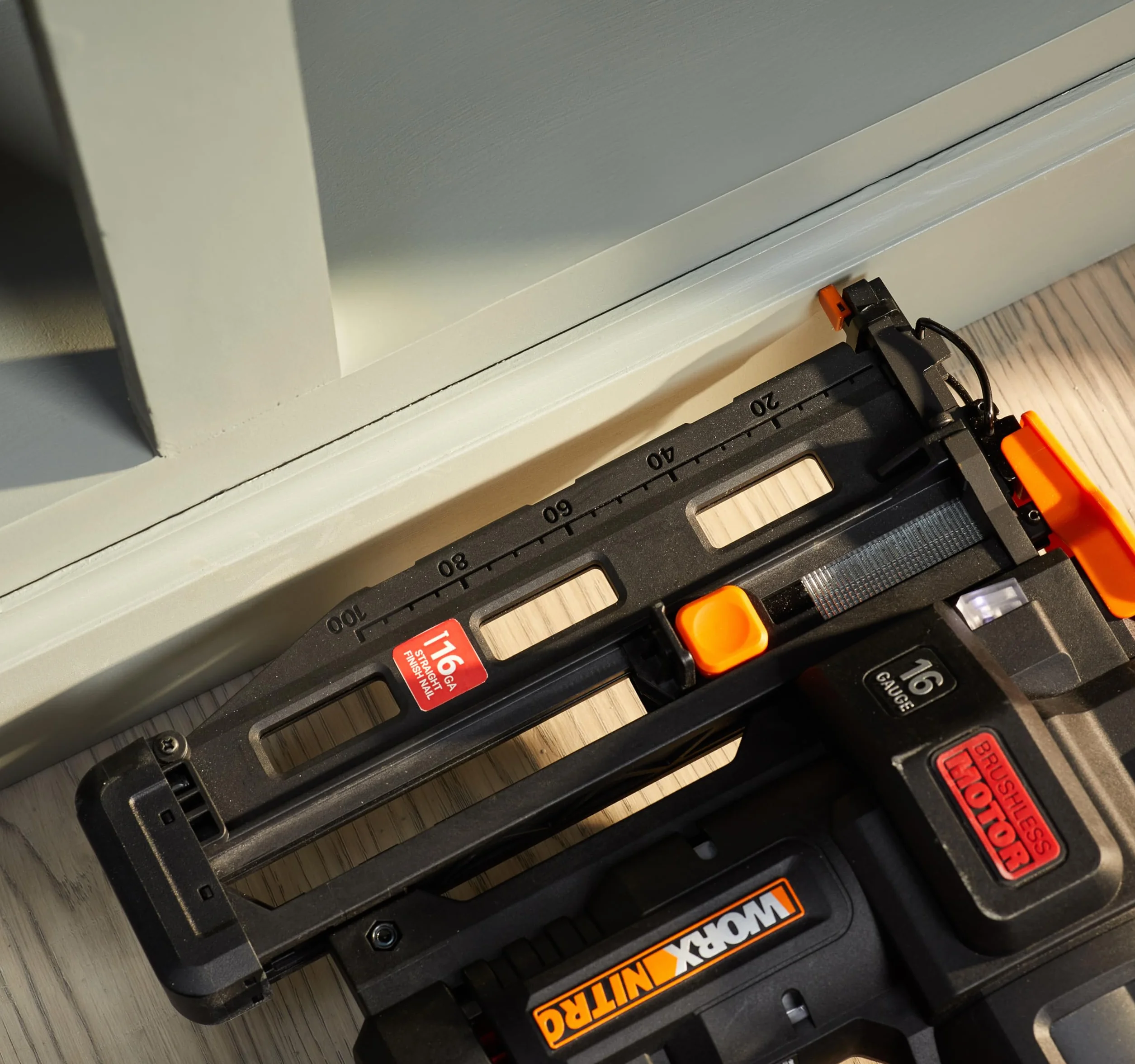 WORX WX841 Nitro – Clavadora eléctrica inalámbrica 20 V – 2 Ah – Tire hasta 80 clavos por minuto – Hasta 64 mm en la madera – Desbloqueo sin herramientas – (incluye batería y cargador| 200 clavos