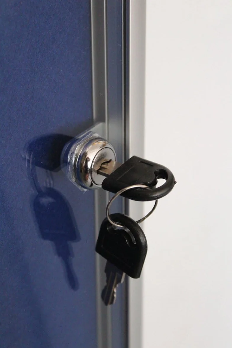 Vitrina DIN 8xA4 para información 67x93x3 cm montaje en pared
