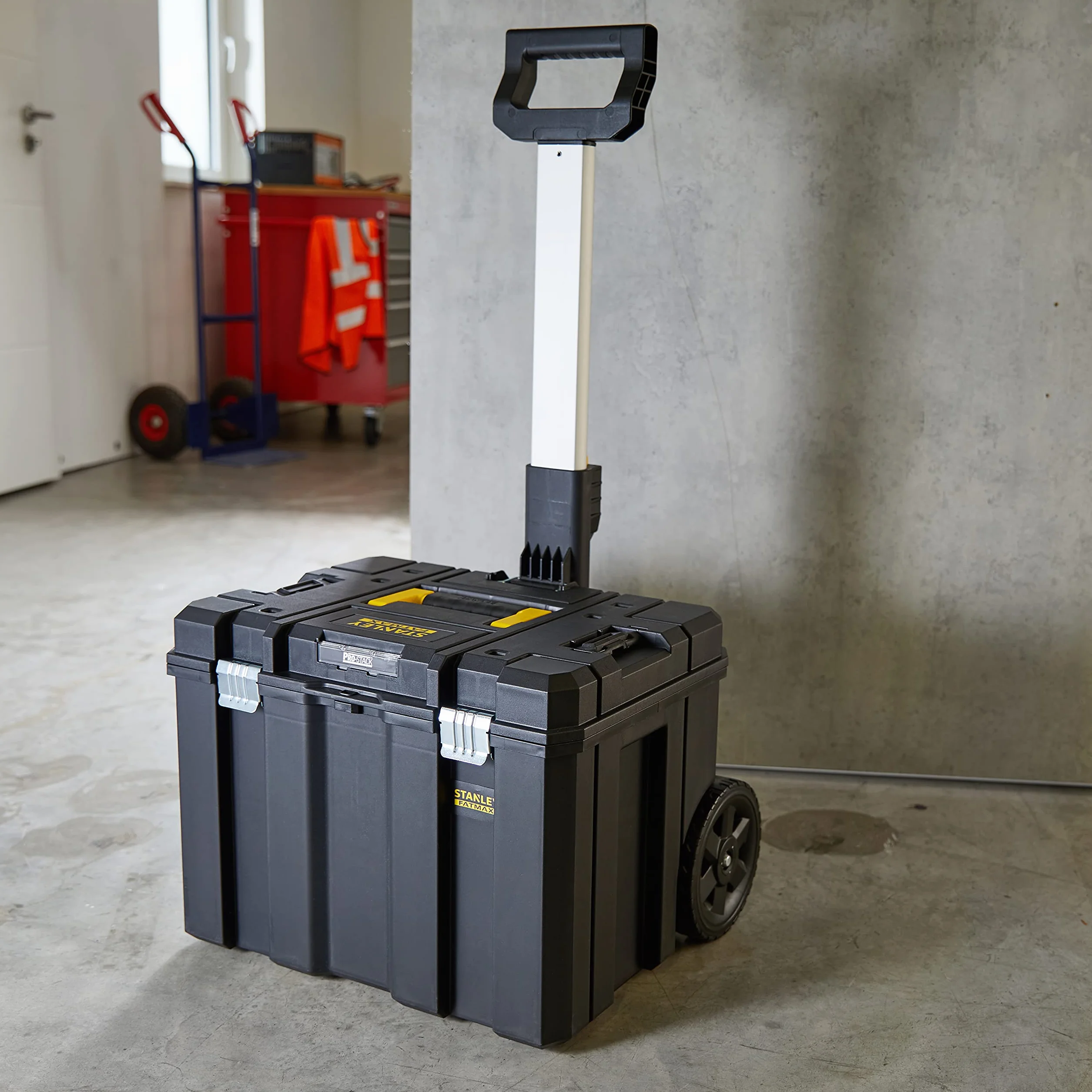 STANLEY FATMAX PRO-STACK Caja de almacenamiento móvil 50L con ruedas, cierres metálicos, negro