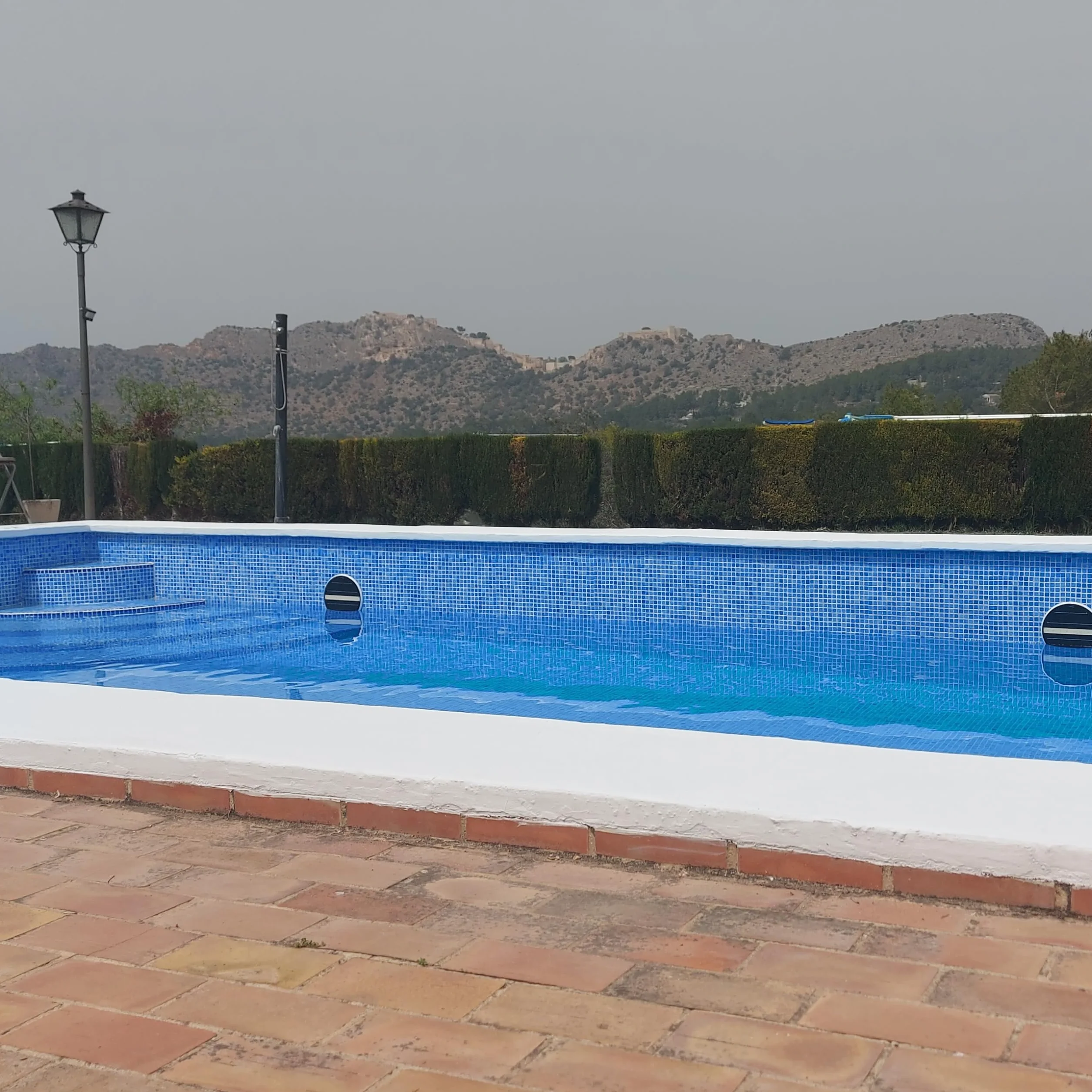 JOVIRA PINTURAS Pintura Bordes y Coronación de Piscinas. Antideslizante especial para renovar los bordes de las piscinas. (4 Litros, Blanco) A-32B
