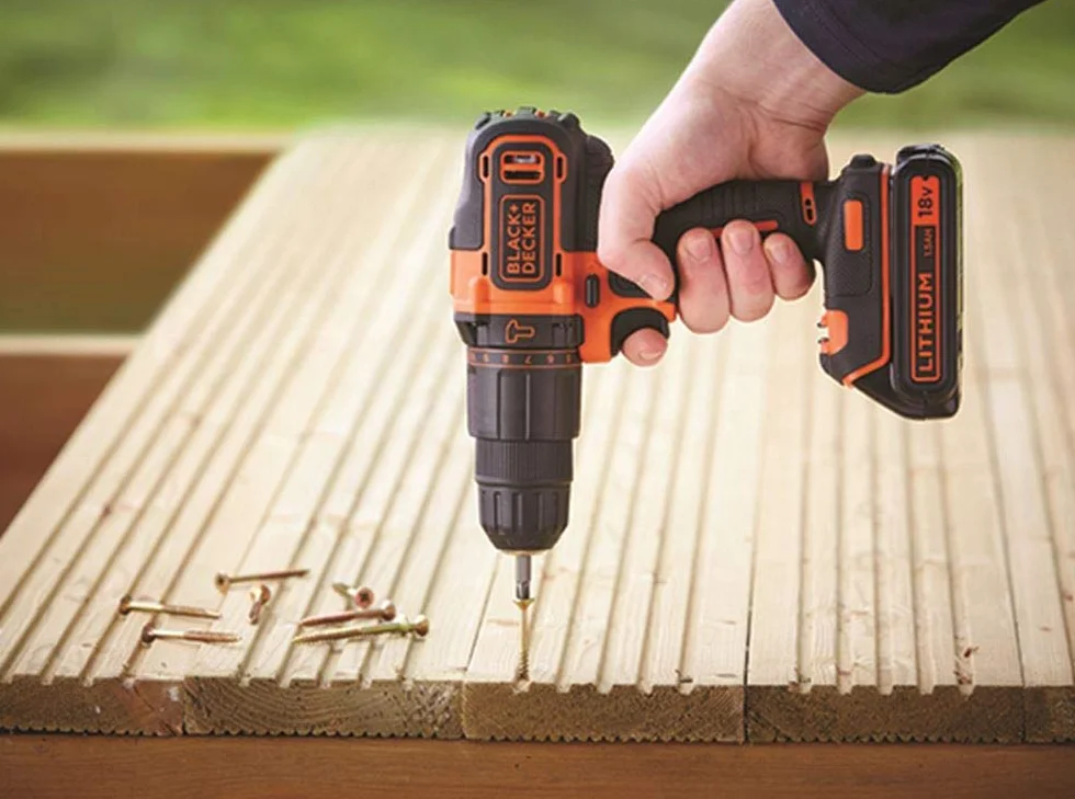 BLACK+DECKER Kit Taladro Percutor 18V, Luz LED, Velocidad Variable, con 2 Baterías de Litio de 1.5Ah, Cargador, con 80 Accesorios y Maletín, BDCHD18BAFC