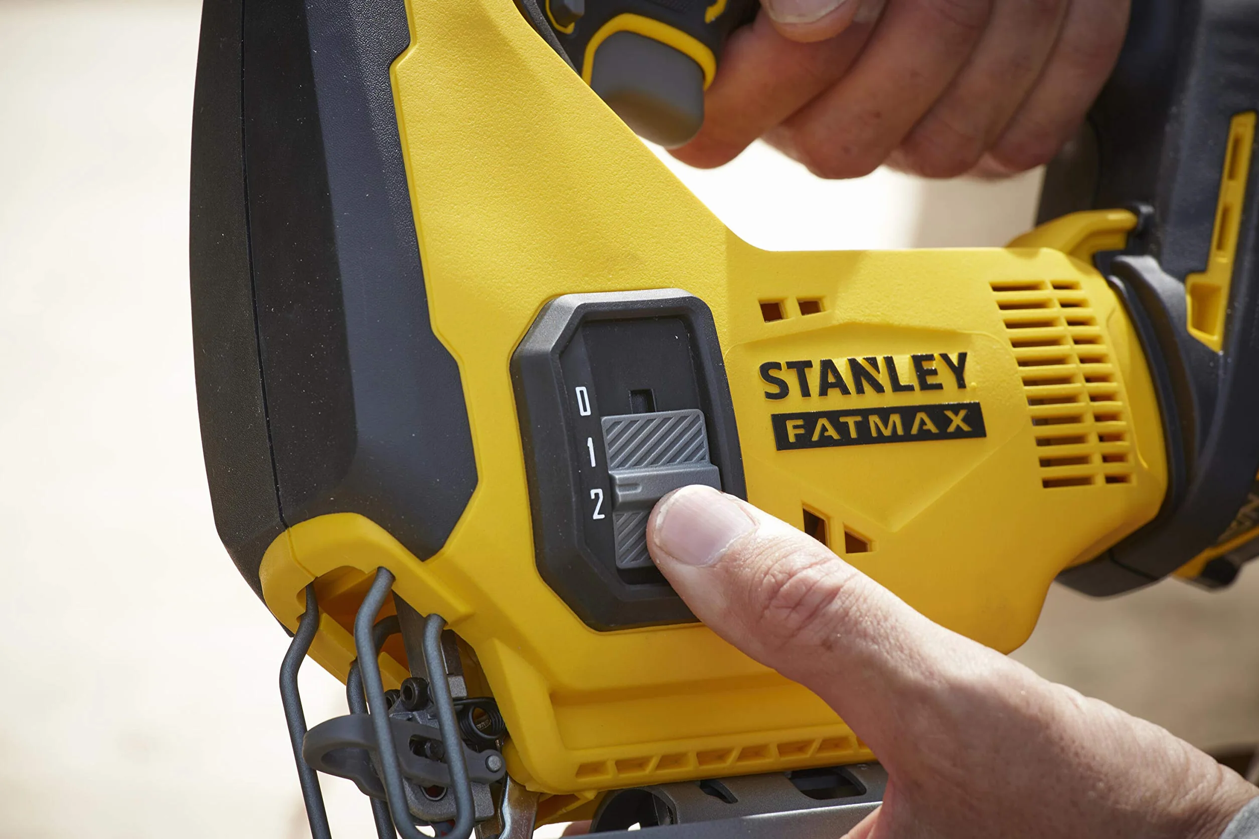 STANLEY FATMAX SFMCS600M2K-QW - SIERRA DE CALAR V20 LI-ION 18V CON 2 BATERÍAS 4Ah, CARGADOR Y MALETÍN