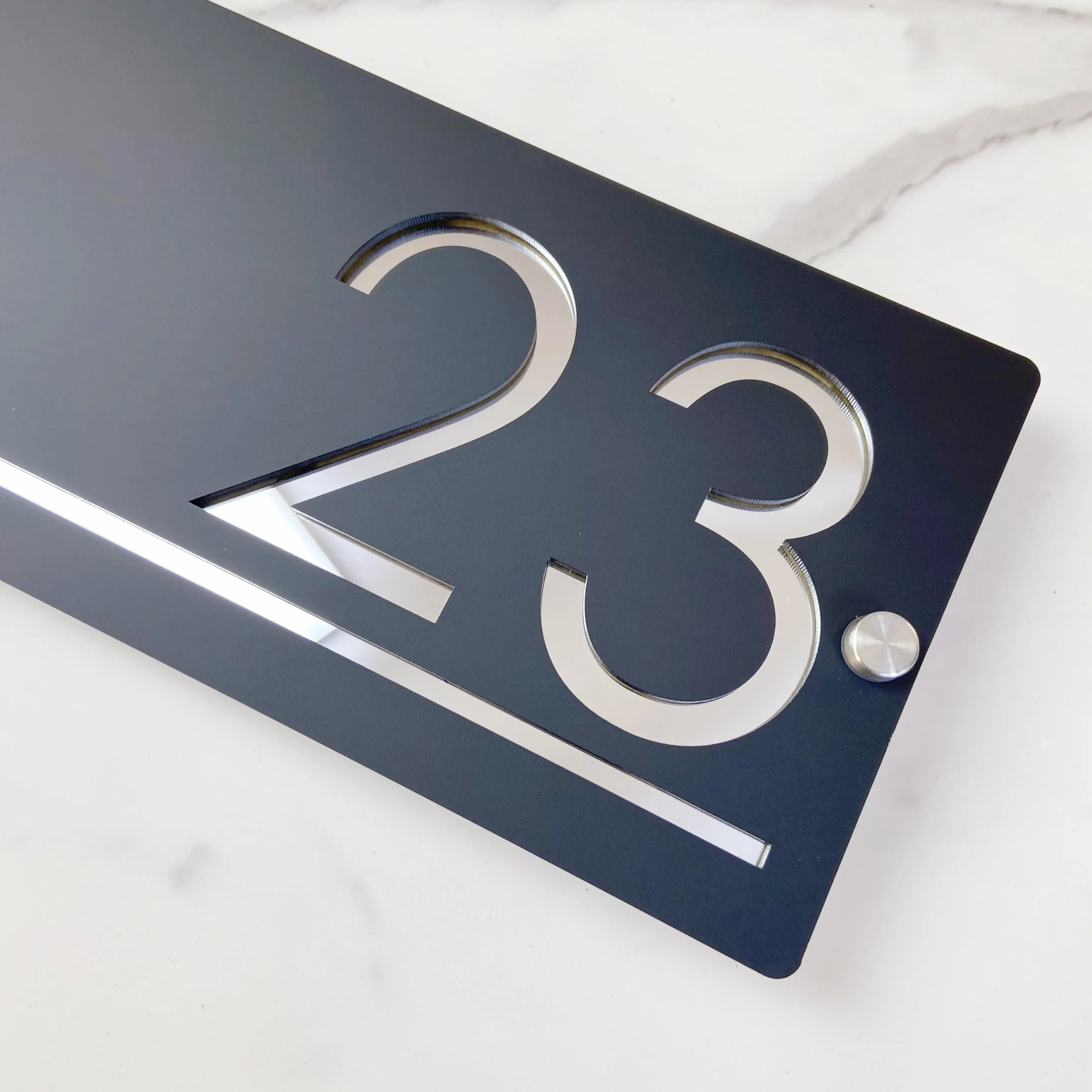 Placa de número de casa al aire libre, Diseño suspendido placa de número de casa personalizada, letrero de nombre de calle 3D cortado con láser acrílico moderno (negro&plata)