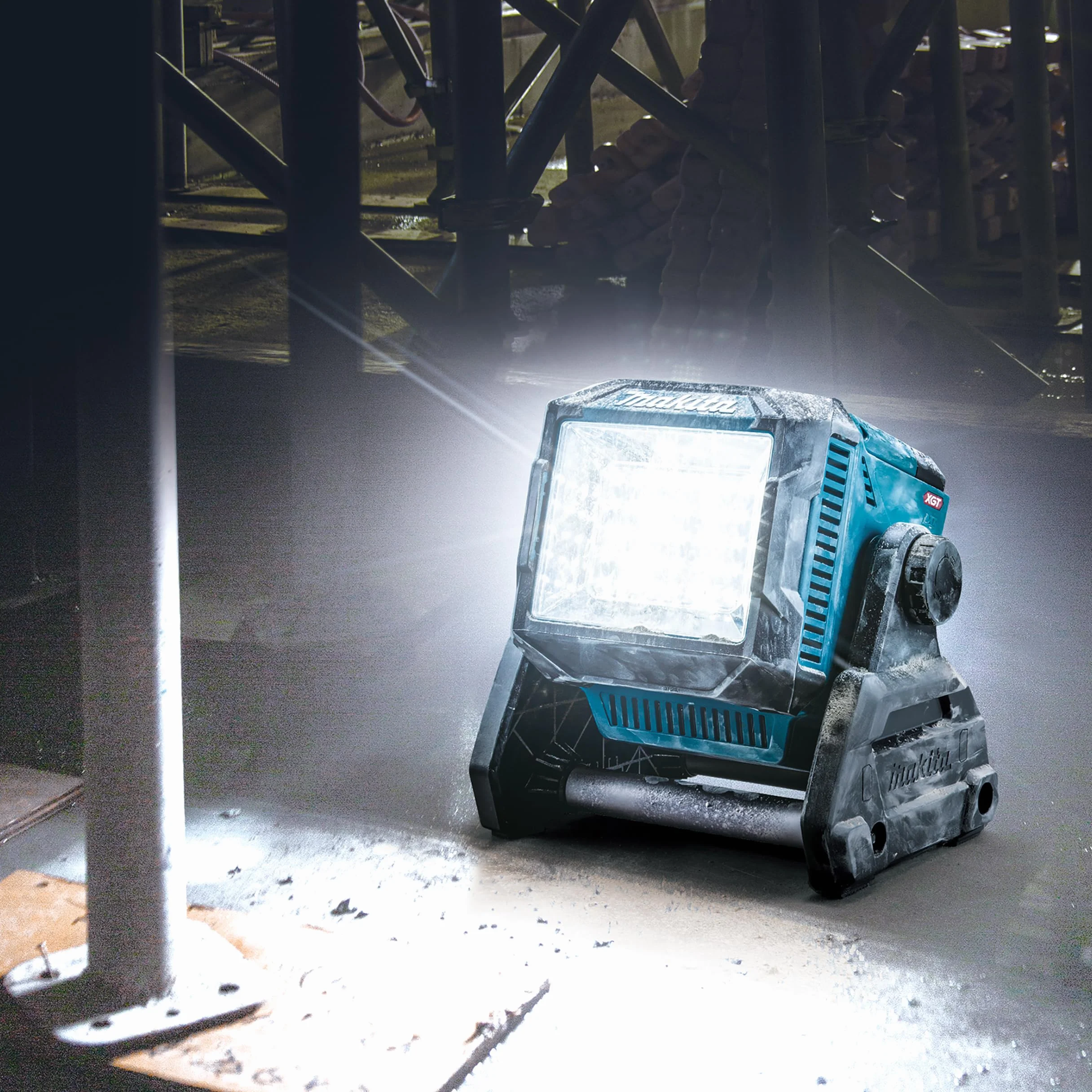 Makita ML005G 40V Max Li-on XGT Luz de trabajo inalámbrica - Baterías y cargador no incluidos