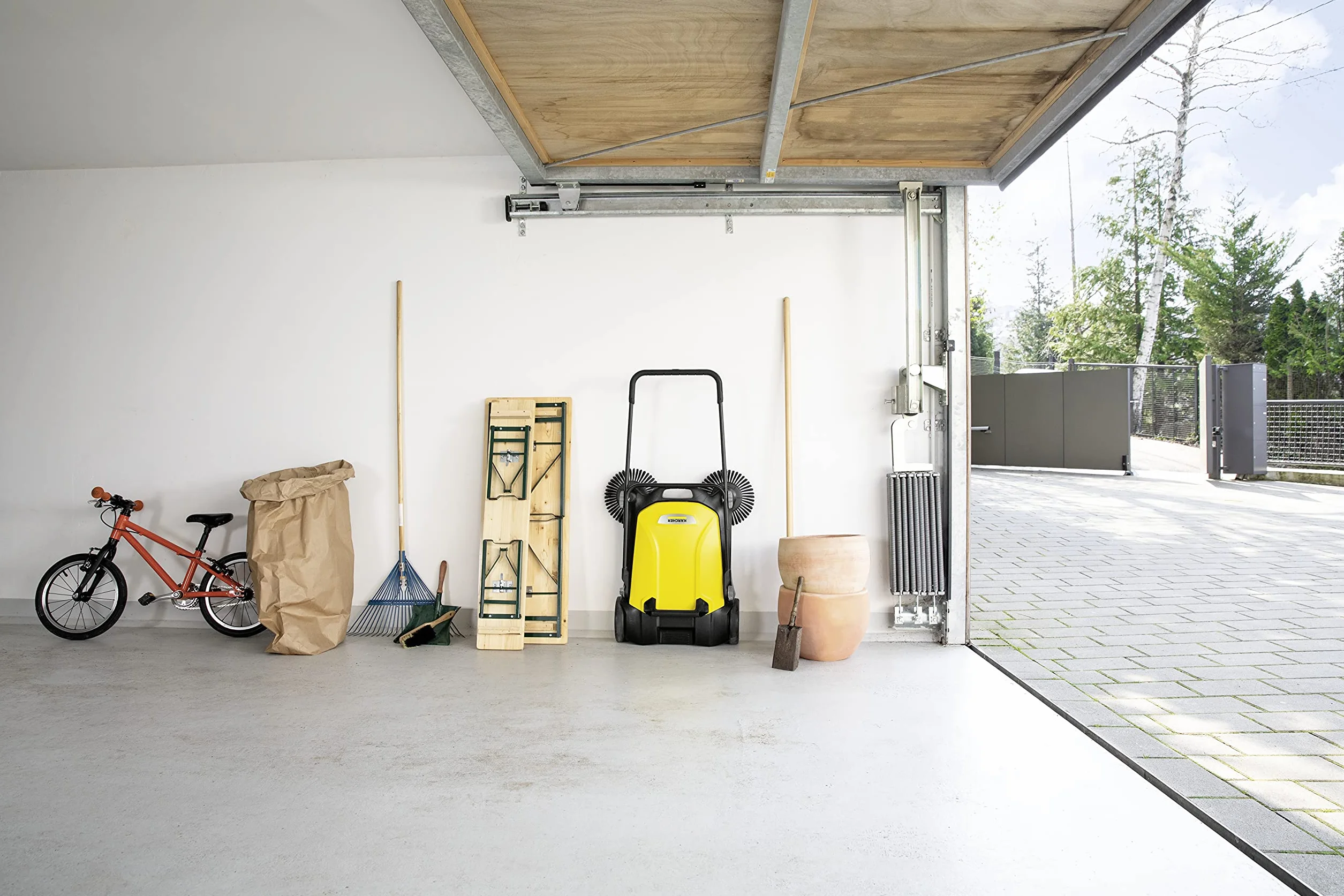 Kärcher S 4 - Barredora Doble con cepillos para Limpiar pavimentos, entradas y Caminos de jardín