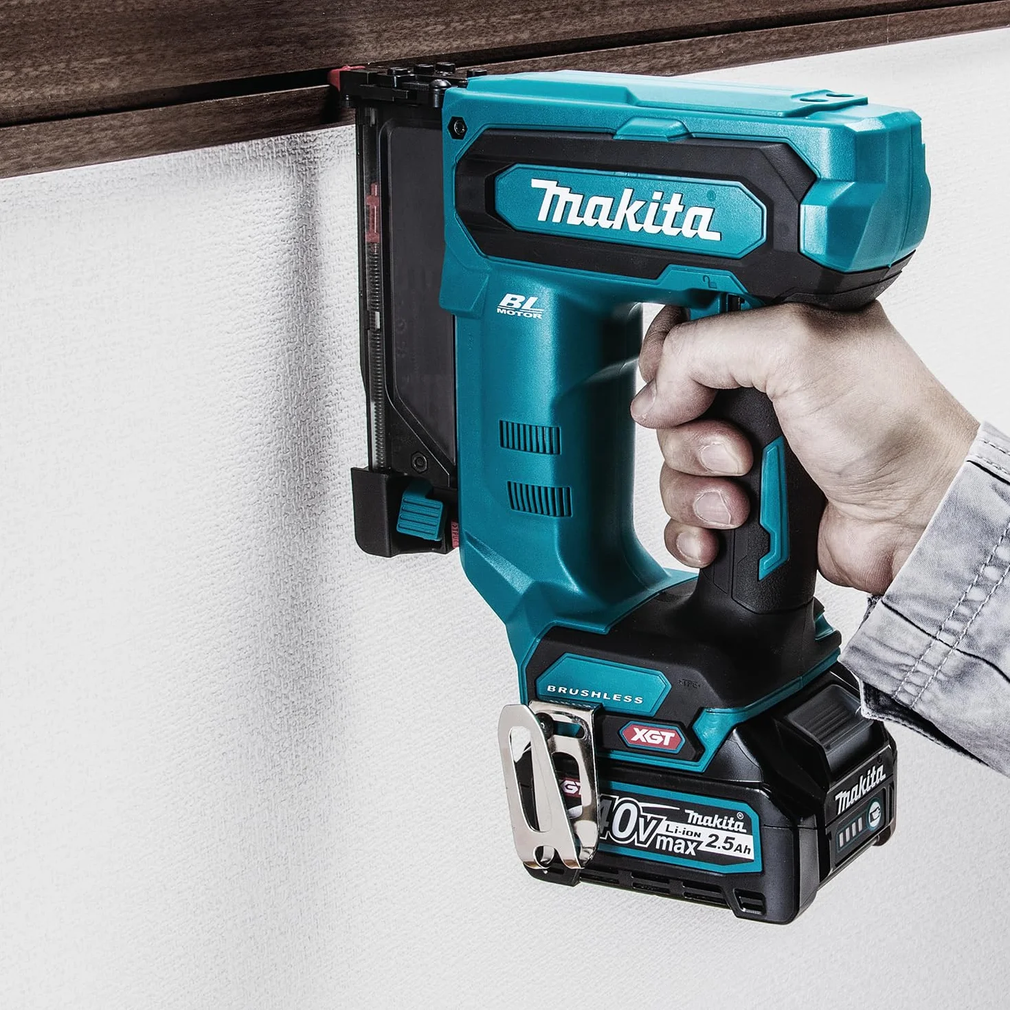 Makita PT001GZ Clavadora sin escobillas 40V Max Li-ion XGT Baterías y cargadores no incluidos