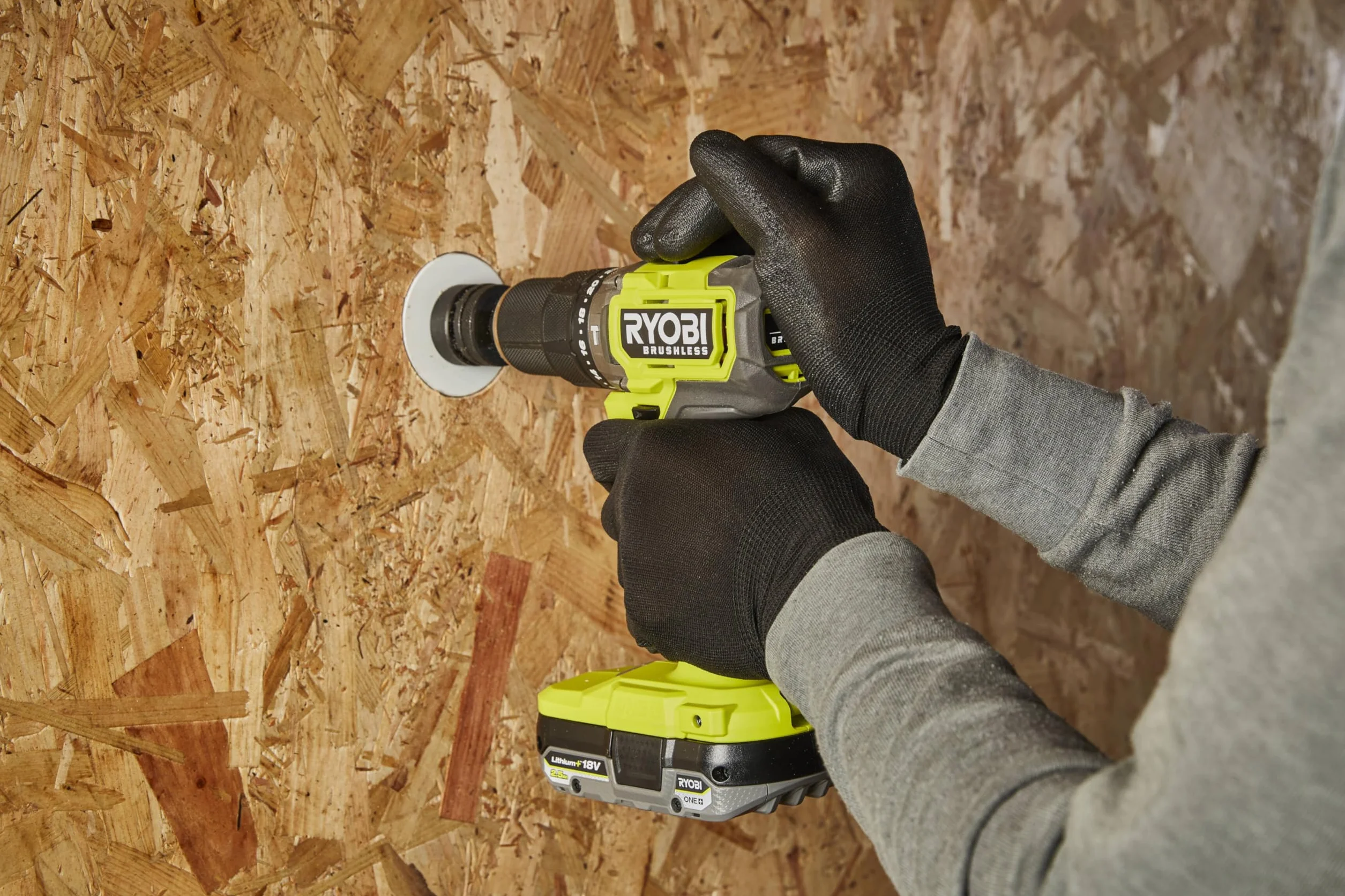 RYOBI ONE+ 18V Taladro percutor sin escobillas – 54 Nm, mandril 13 mm, 2 velocidades (0–450/0–1.700 rpm), 24 posiciones de par – Incluye baterías 2,0 Ah + 4,0 Ah y cargador