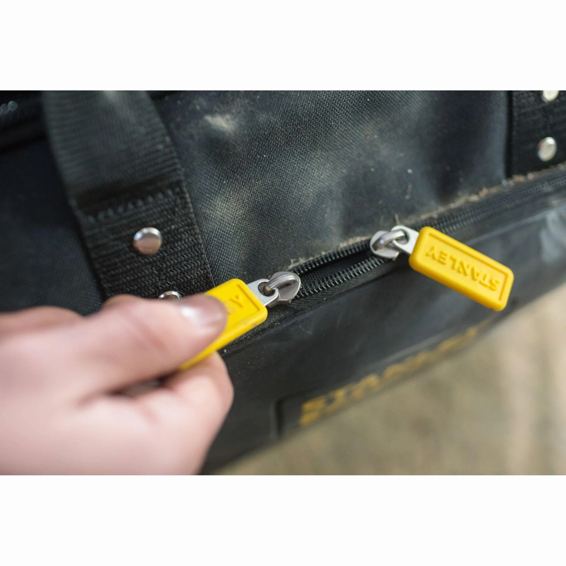 STANLEY FATMAX Mochila de acceso fácil, para herramientas, duradera y espaciosa, compartimento para portátil, múltiples bolsillos, base impermeable, 48x34x19 cm, FMST1-80144