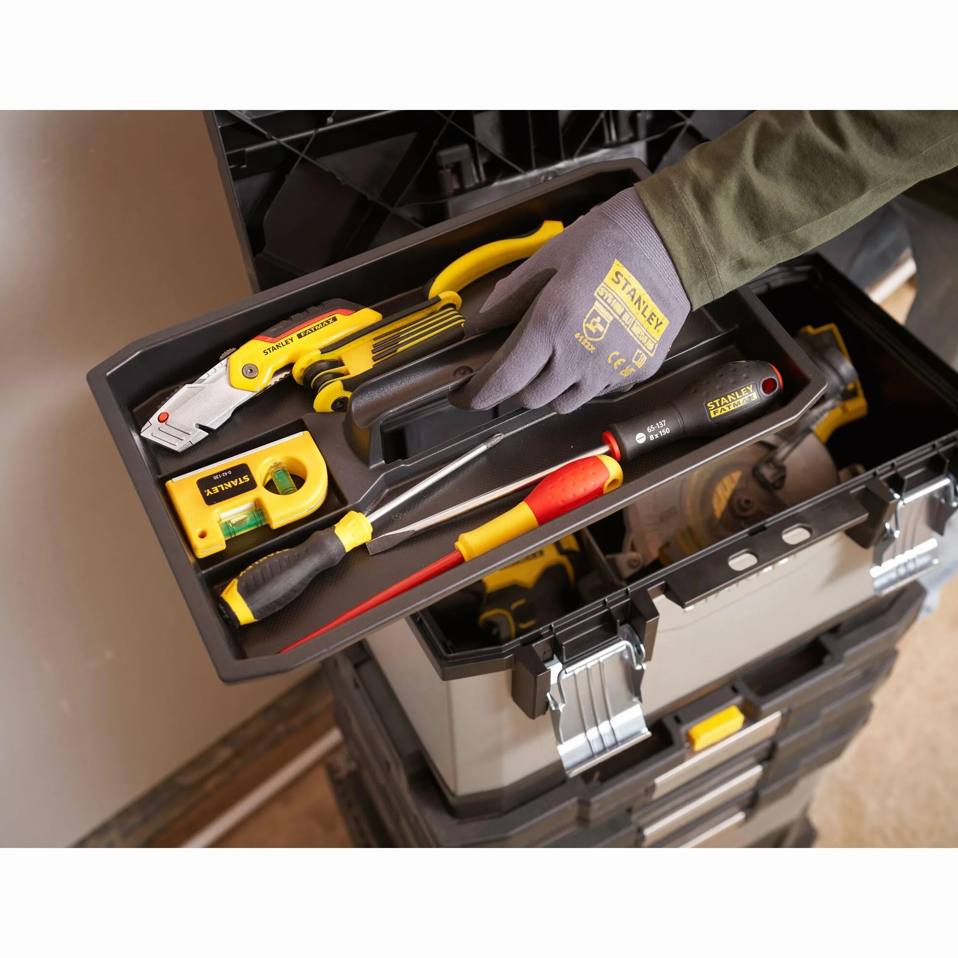 STANLEY FATMAX Taller Móvil Metálico, Carro de Herramientas, Caja Versátil para Piezas Pequeñas y Grandes, Ruedas 17cm, Cierres Metálicos Antioxidantes, 1-95-622