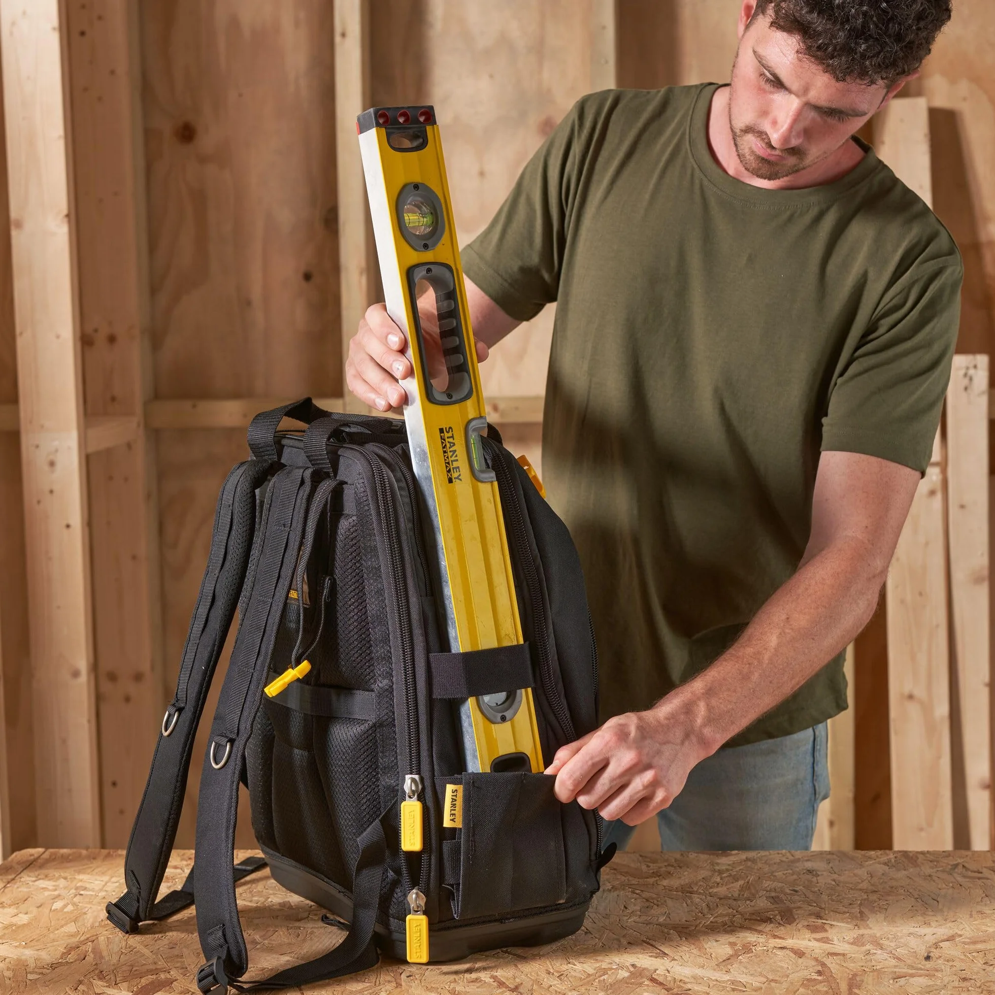 STANLEY FATMAX Mochila de acceso fácil, para herramientas, duradera y espaciosa, compartimento para portátil, múltiples bolsillos, base impermeable, 48x34x19 cm, FMST1-80144