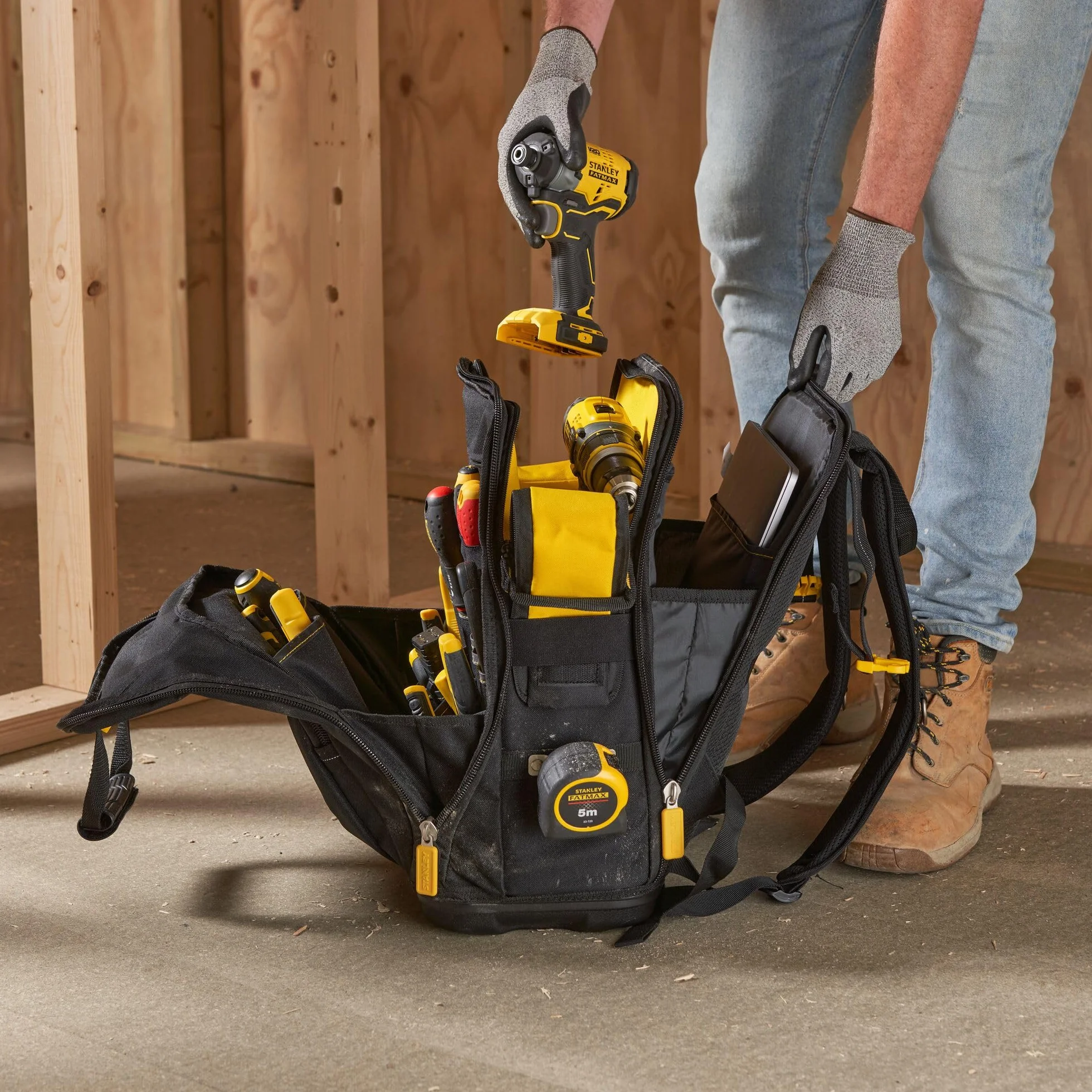 STANLEY FATMAX Mochila de acceso fácil, para herramientas, duradera y espaciosa, compartimento para portátil, múltiples bolsillos, base impermeable, 48x34x19 cm, FMST1-80144