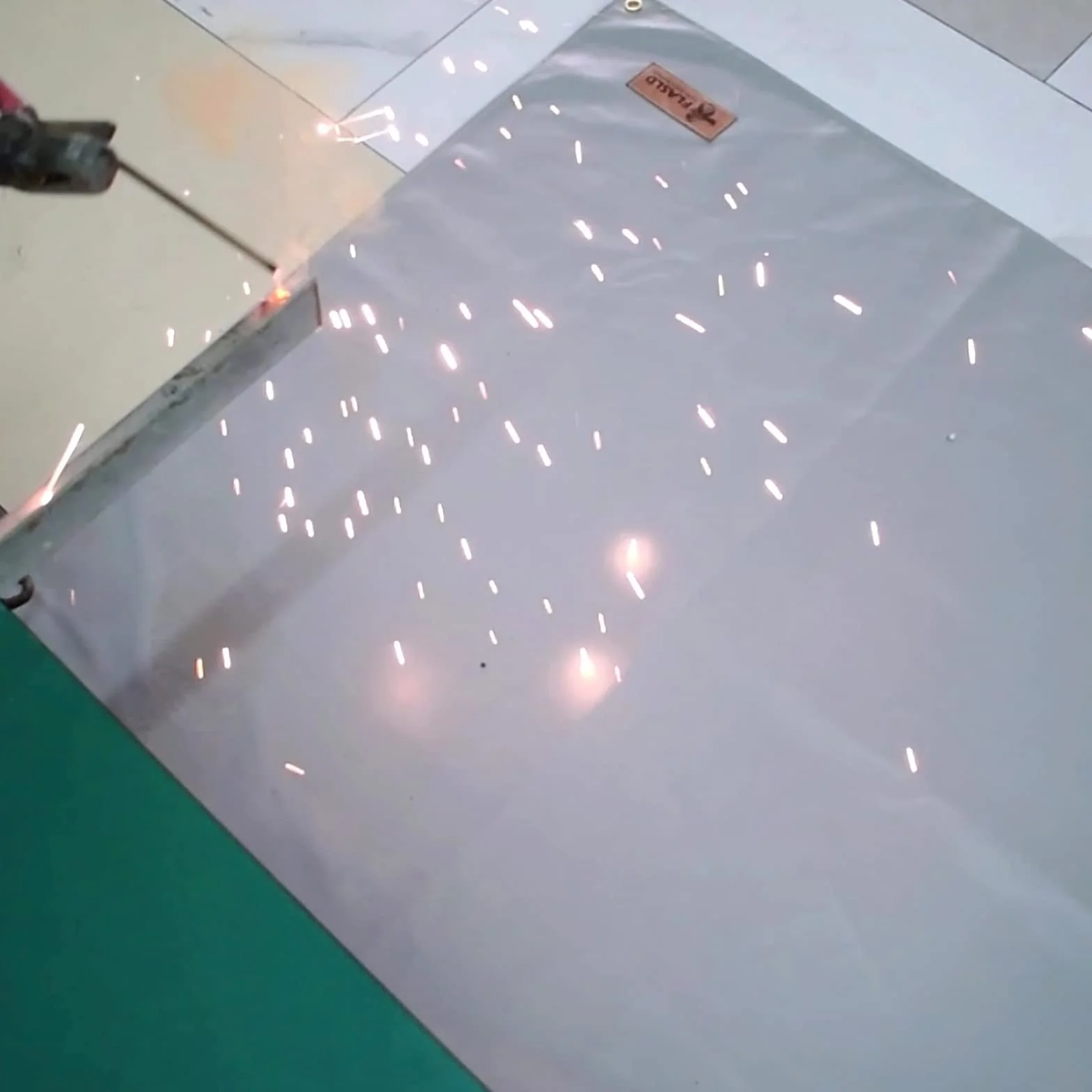 FLASLD Manta de Soldadura Resistente de 122 x 183 cm, Escudo de Soldadura de hasta 2000 °F, Manta térmica aislada para Uso Industrial, Camping, Fumadores y Parrillas