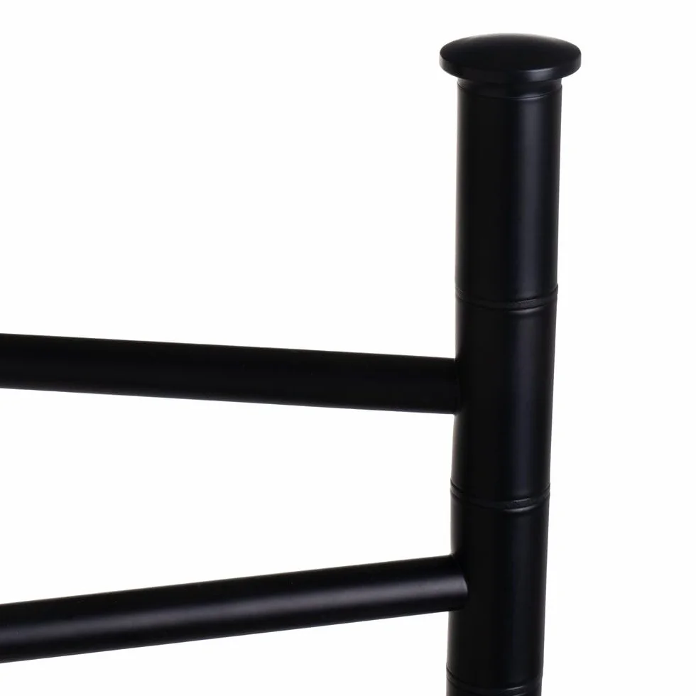 Toallero de pie con 3 Brazos de Metal Negro con Acabado Mate. Diámetro Base: 22 cm. Altura de Cada Brazo: 68 cm, 73 cm y 77 cm. Soporta 10 kg. Requiere Montaje