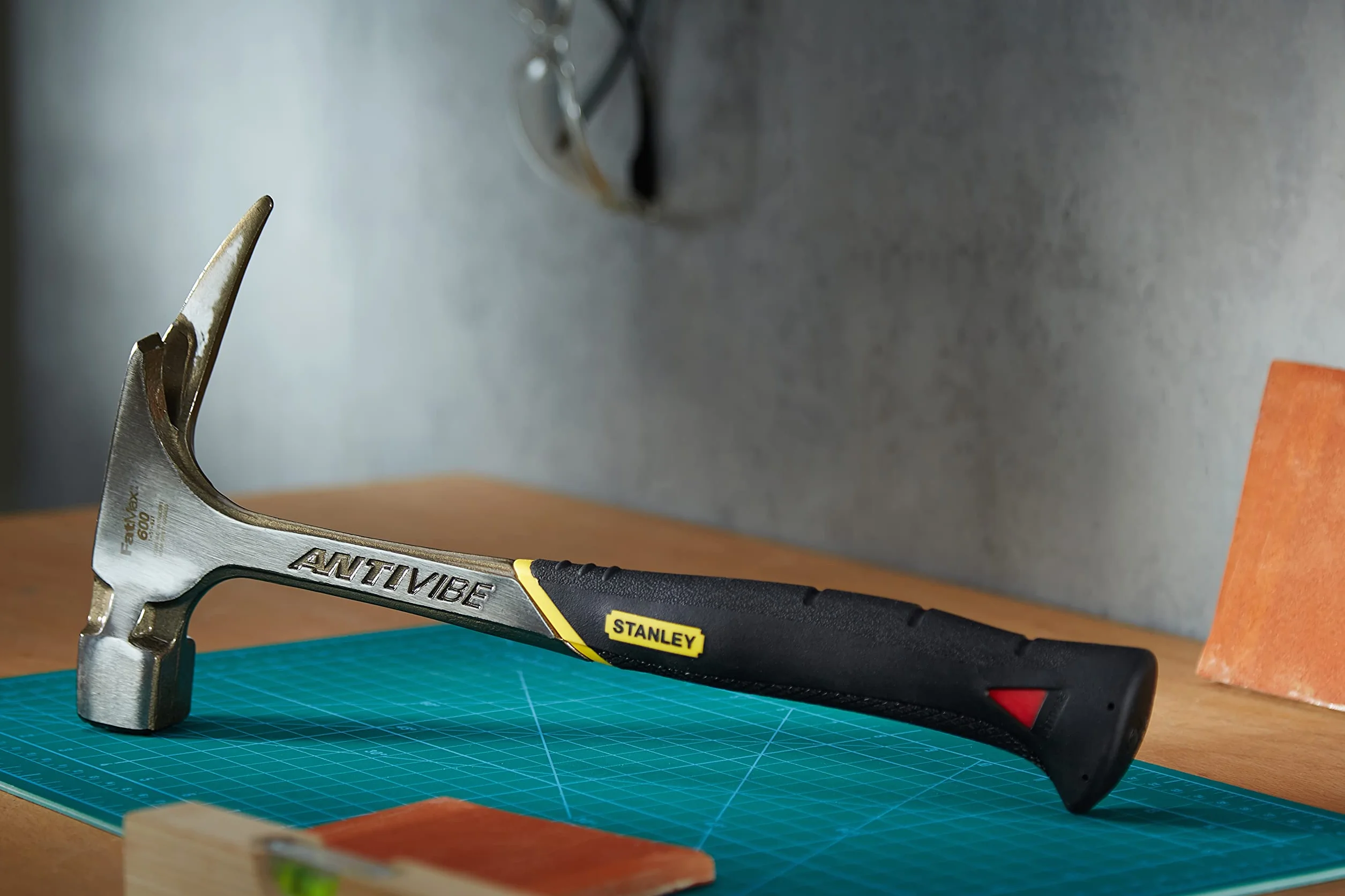 STANLEY FATMAX Martillo Latthammer Antivibe, extractor de clavos de carpintero, acero forjado, sistema antivibración, mango Dynagrip, cabeza de golpeo cuadrada plana, peso 600g, 1-51-937