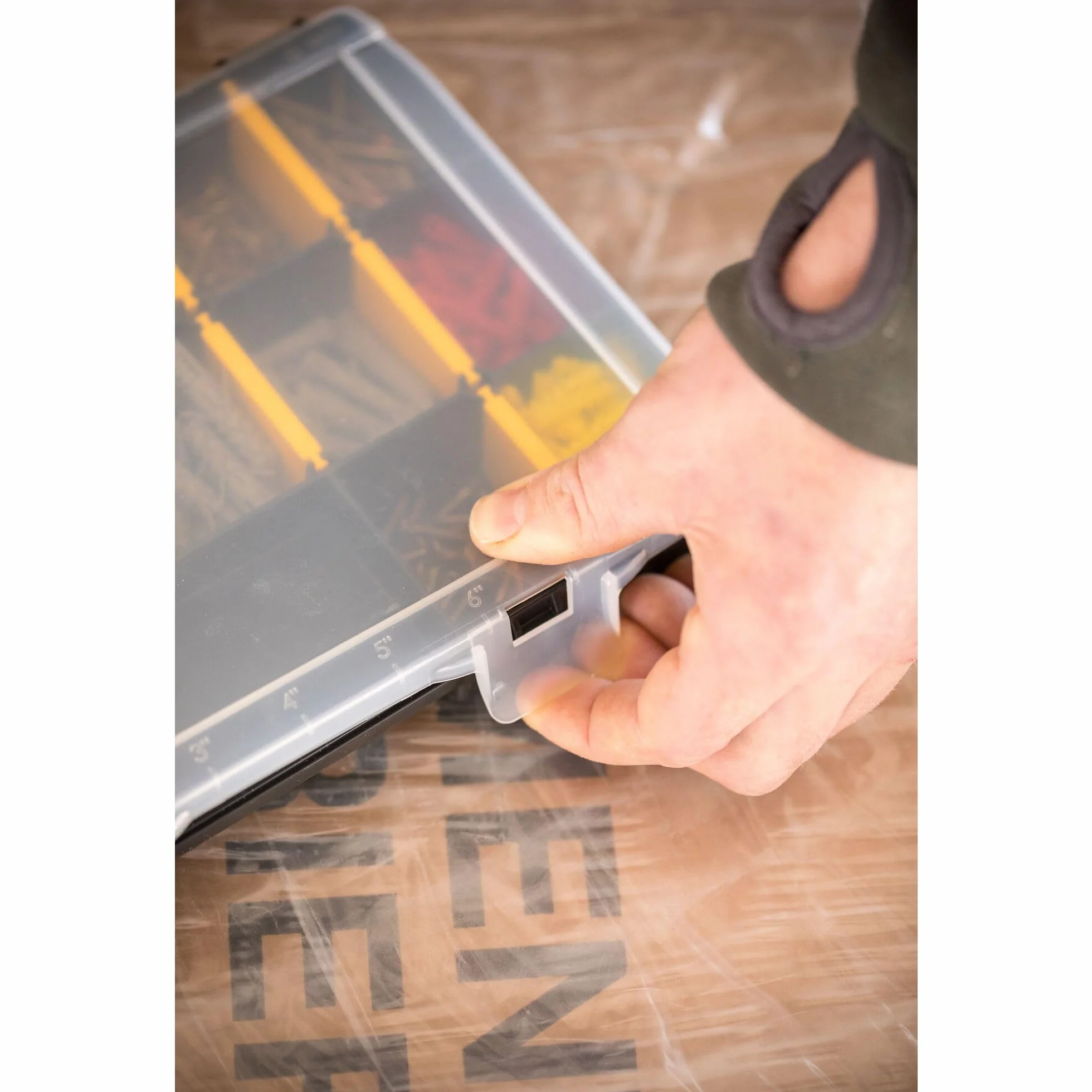 STANLEY Organizador básico con 17 compartimentos, divisores extraíbles, personalizable, regla marcada en la tapa, polipropileno de alto impacto, dimensiones 27,2x18,9x4,6 cm, STST81680-1