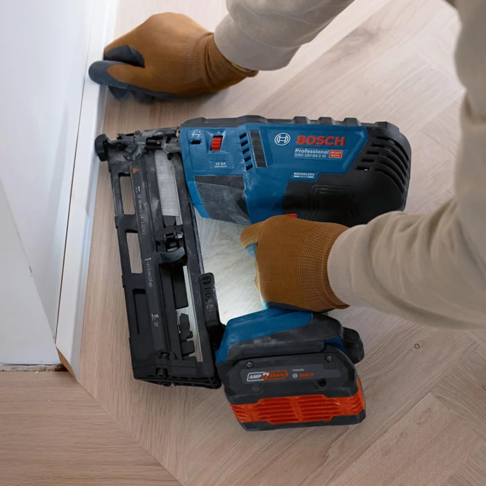 Bosch Professional 18V System clavadora madera batería GNH 18V-64-2 M (modo disparo impacto simple, apto para clavos: 32-64 mm, 1,8 mm y ángulo clavado de 20°, sin baterías ni cargador)