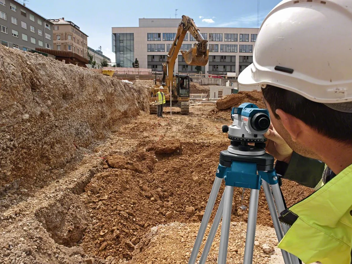 Bosch Professional Nivel Óptico GOL 32 G (aumento 32x, unit of measure: 400 Gon, unidad de medida: 400 Gon, alcance: hasta 120 m, regla graduada GR 500, trípode BT 160, en maletín de transporte)