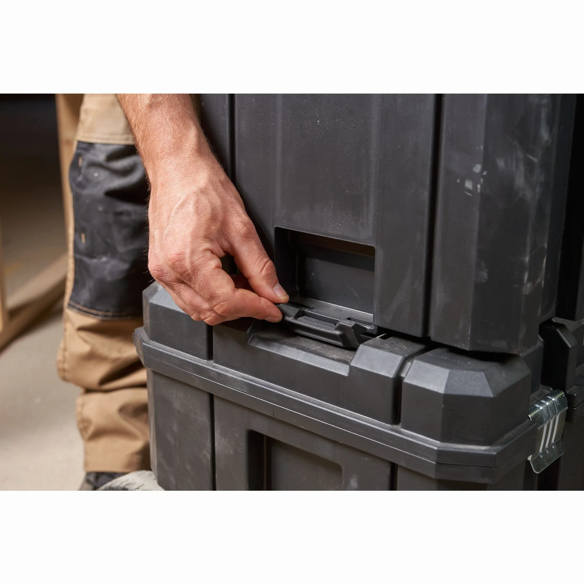 STANLEY FATMAX PRO-STACK Caja de almacenamiento móvil 50L con ruedas, cierres metálicos, negro