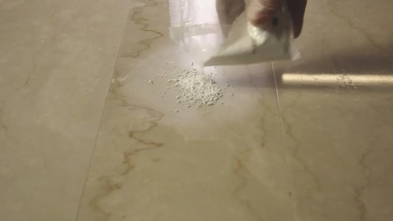 RENUEVA MARMOL PLUS kit para eliminar opacidad, arañazos, corrosiones y rehacer el pulido de mármol con alto contenido de carbonato y travertino