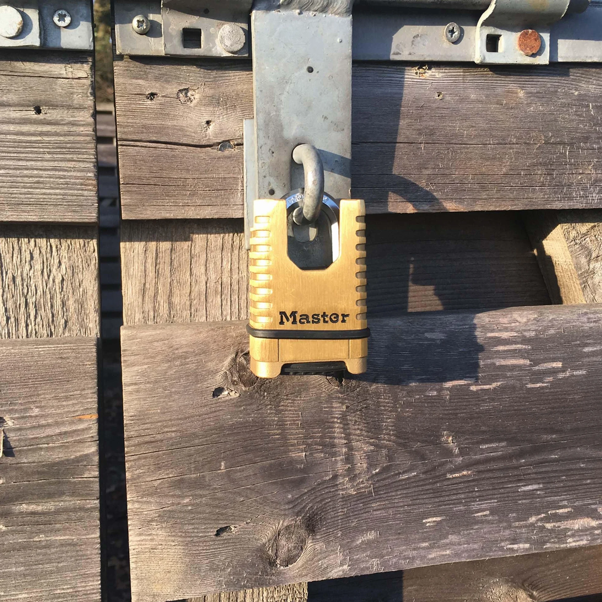 MASTER LOCK Candado de latón macizo de alta resistencia [Arco cerrado] [Candado con combinación] M1177EURD - Diseño antióxido, ultrarresistente e impermeable