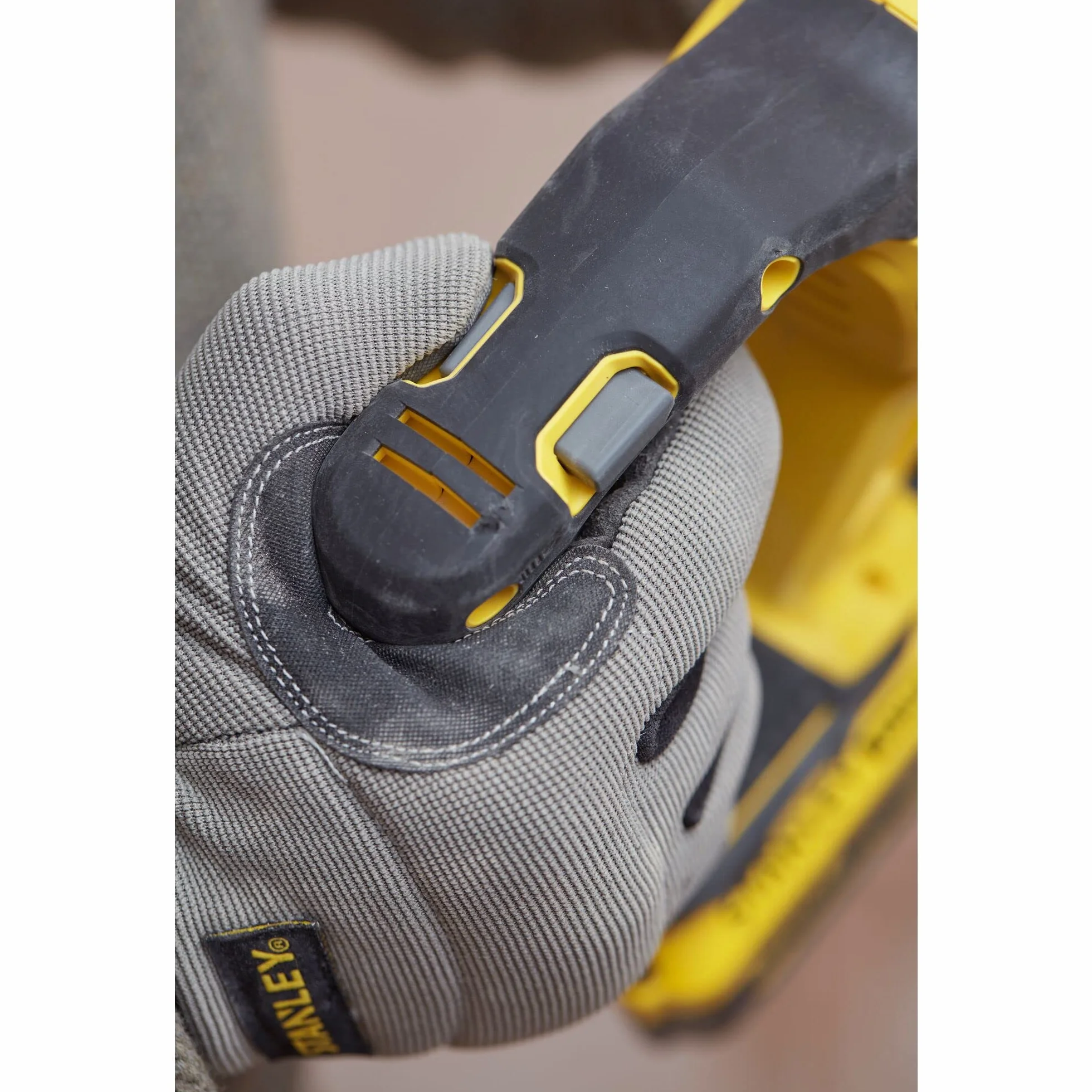 STANLEY FATMAX Martillo SDS-Plus V20 18V, Motor Sin Escobillas, 2J Impacto, 3 Modos (rotativo, percutor y cincelador), Incluye: 2 Baterías 4.0Ah, Cargador, Maletín PRO-STACK, SFMCH900M22-QW