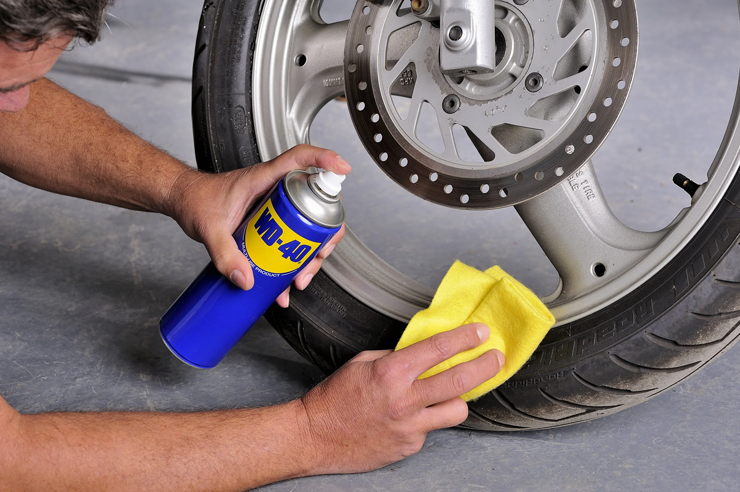 WD-40 Producto Multi-Uso- Spray 400ml-Lubrica, Afloja, Protege del óxido, Dieléctrico, Limpia metales y plásticos y Desplaza la humedad