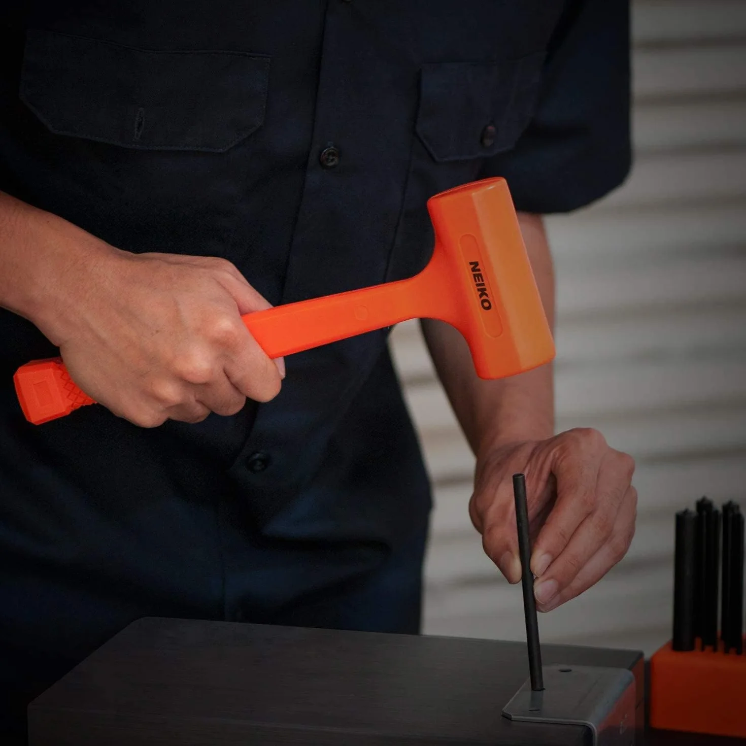 Neiko 02848A - Martillo de soplado muerto de 3 libras, color naranja neón | Moldeado unibody | Agarre a cuadros | Resistente a chispas y rebote