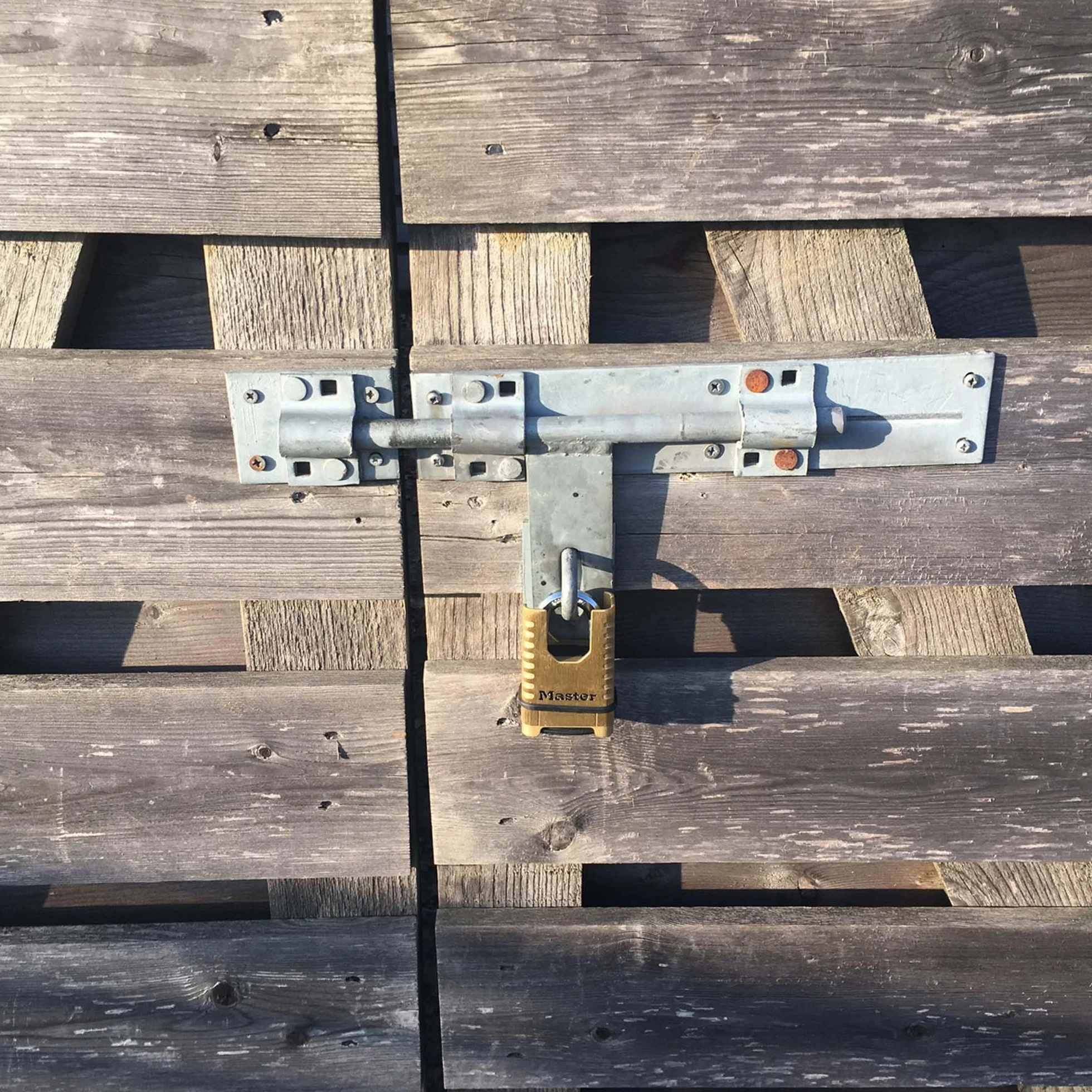 MASTER LOCK Candado de latón macizo de alta resistencia [Arco cerrado] [Candado con combinación] M1177EURD - Diseño antióxido, ultrarresistente e impermeable