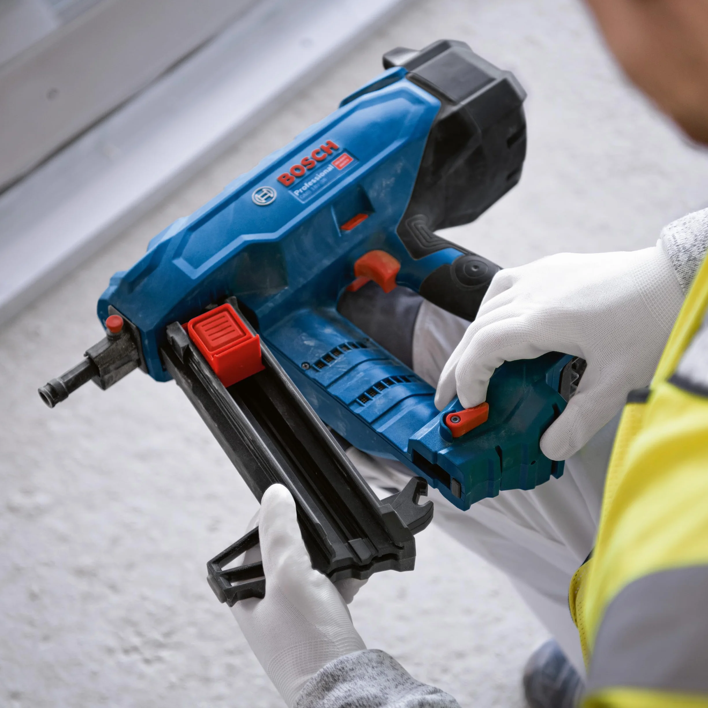 Bosch Professional 18V System Clavadora para Hormigón a Batería GNB 18V-38 (long. clavos 16-38 mm, incl. 2 ProCORE18V 4,0 Ah, GAL 18V-40, clavija de extracción, gancho para útiles, bandeja, XL-BOXX)