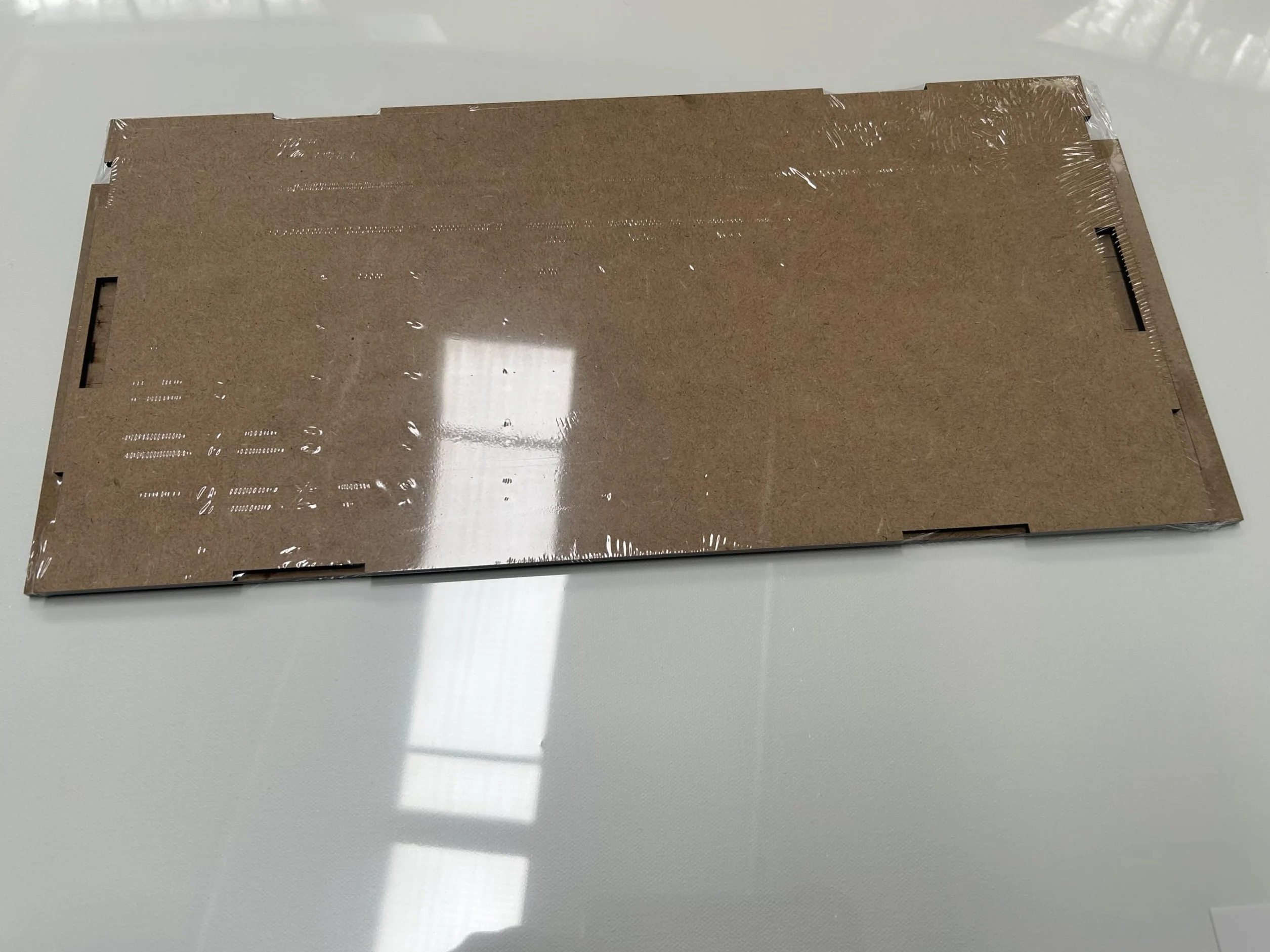 Ref: 19134 Práctico soporte de trabajo, para maquetas de barco, tren o tranvía. Ajustable a todo tipo de cascos en largo y ancho.Dimensiones 462x245x130mm