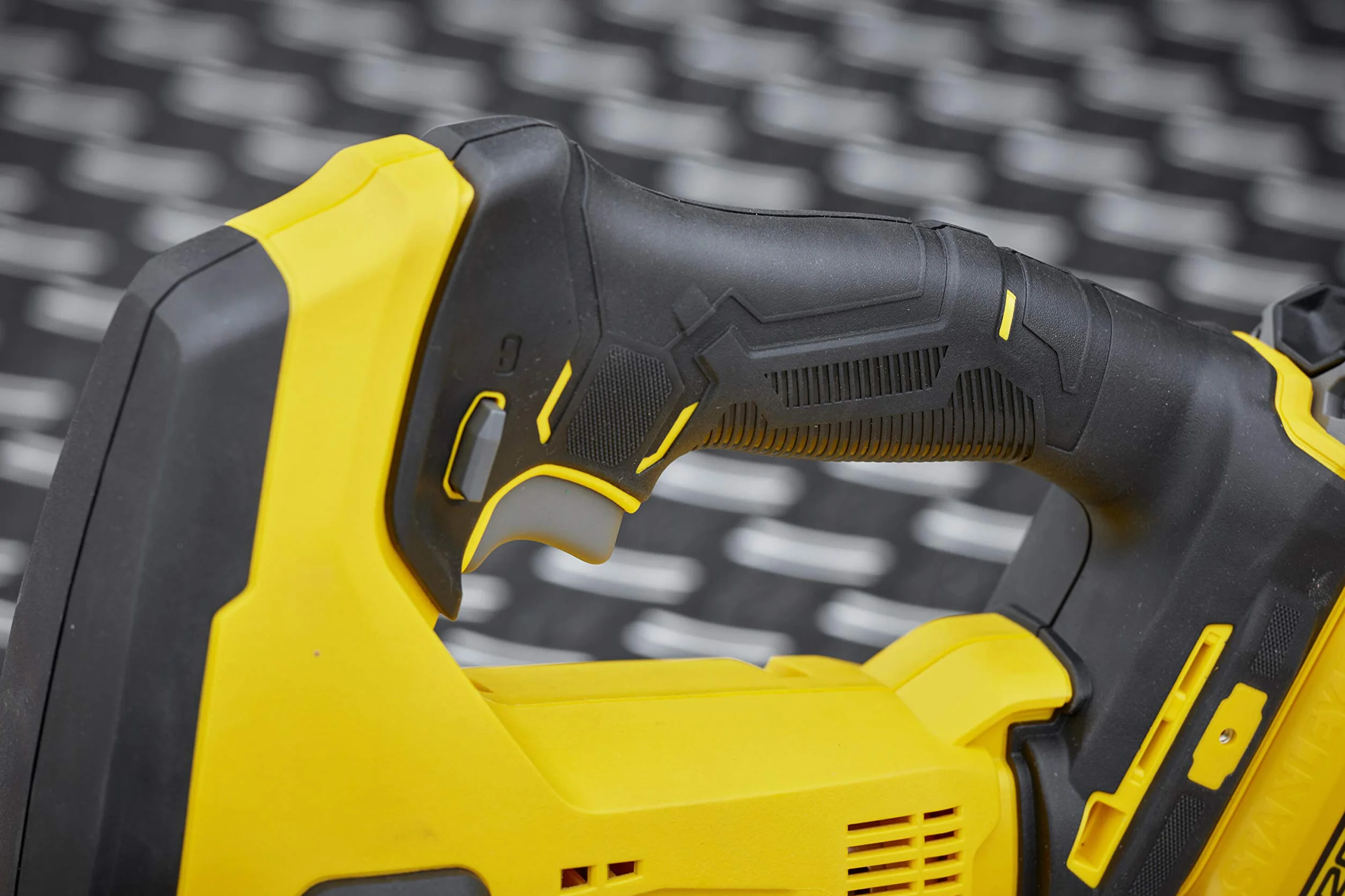 STANLEY FATMAX SFMCS600M2K-QW - SIERRA DE CALAR V20 LI-ION 18V CON 2 BATERÍAS 4Ah, CARGADOR Y MALETÍN