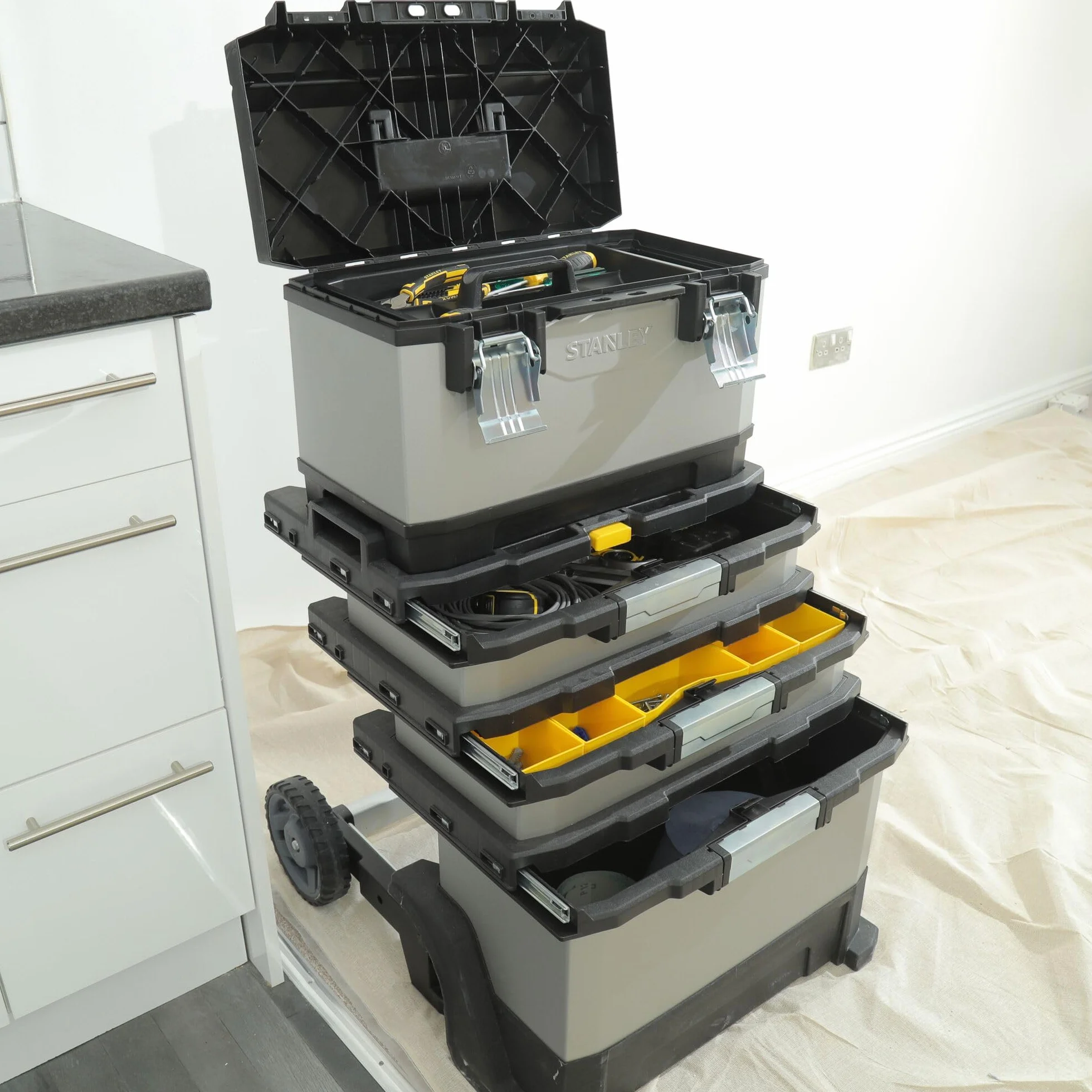 STANLEY FATMAX Taller Móvil Metálico, Carro de Herramientas, Caja Versátil para Piezas Pequeñas y Grandes, Ruedas 17cm, Cierres Metálicos Antioxidantes, 1-95-622