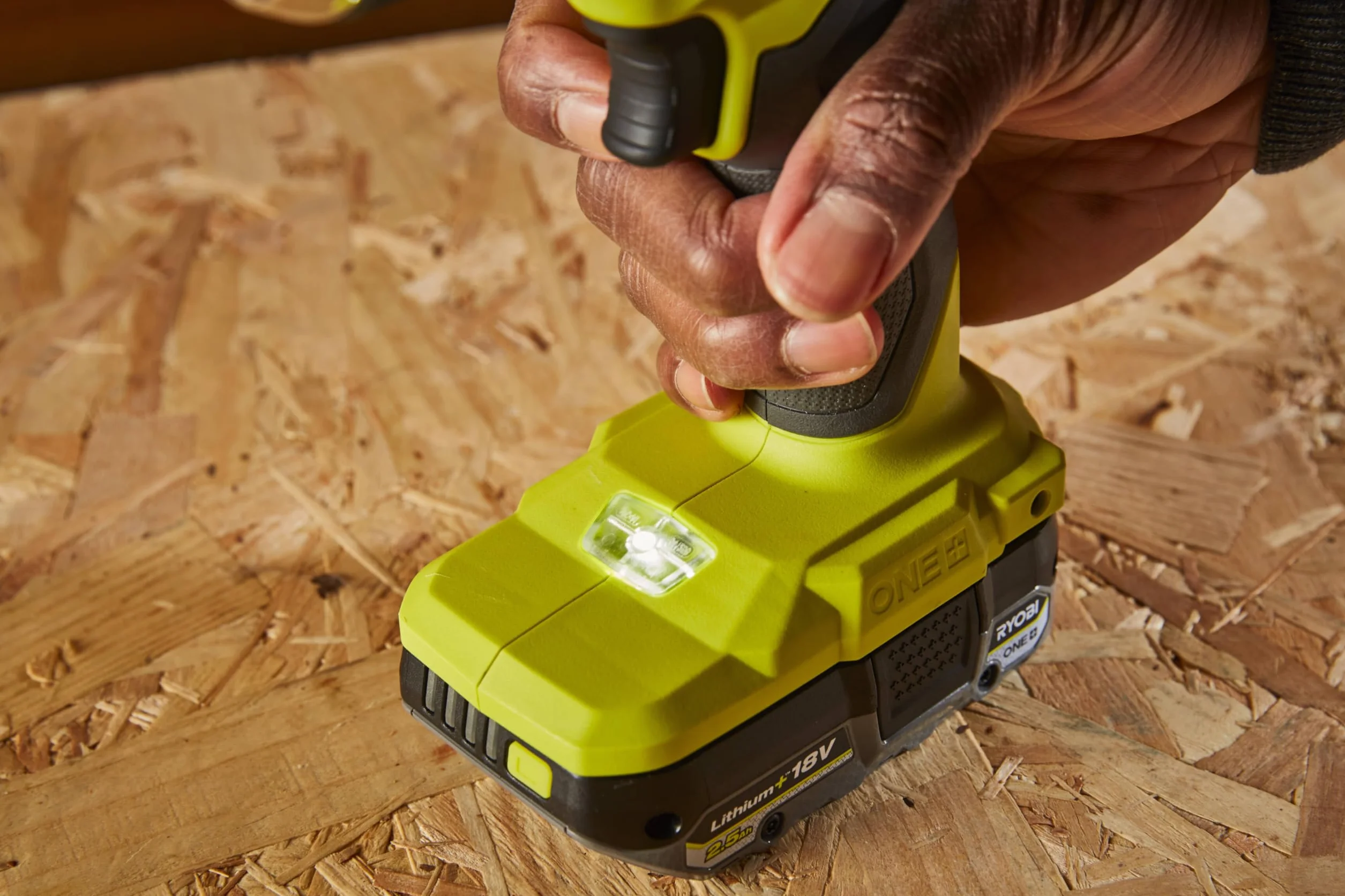 RYOBI ONE+ 18V Taladro percutor sin escobillas – 54 Nm, mandril 13 mm, 2 velocidades (0–450/0–1.700 rpm), 24 posiciones de par – Incluye baterías 2,0 Ah + 4,0 Ah y cargador