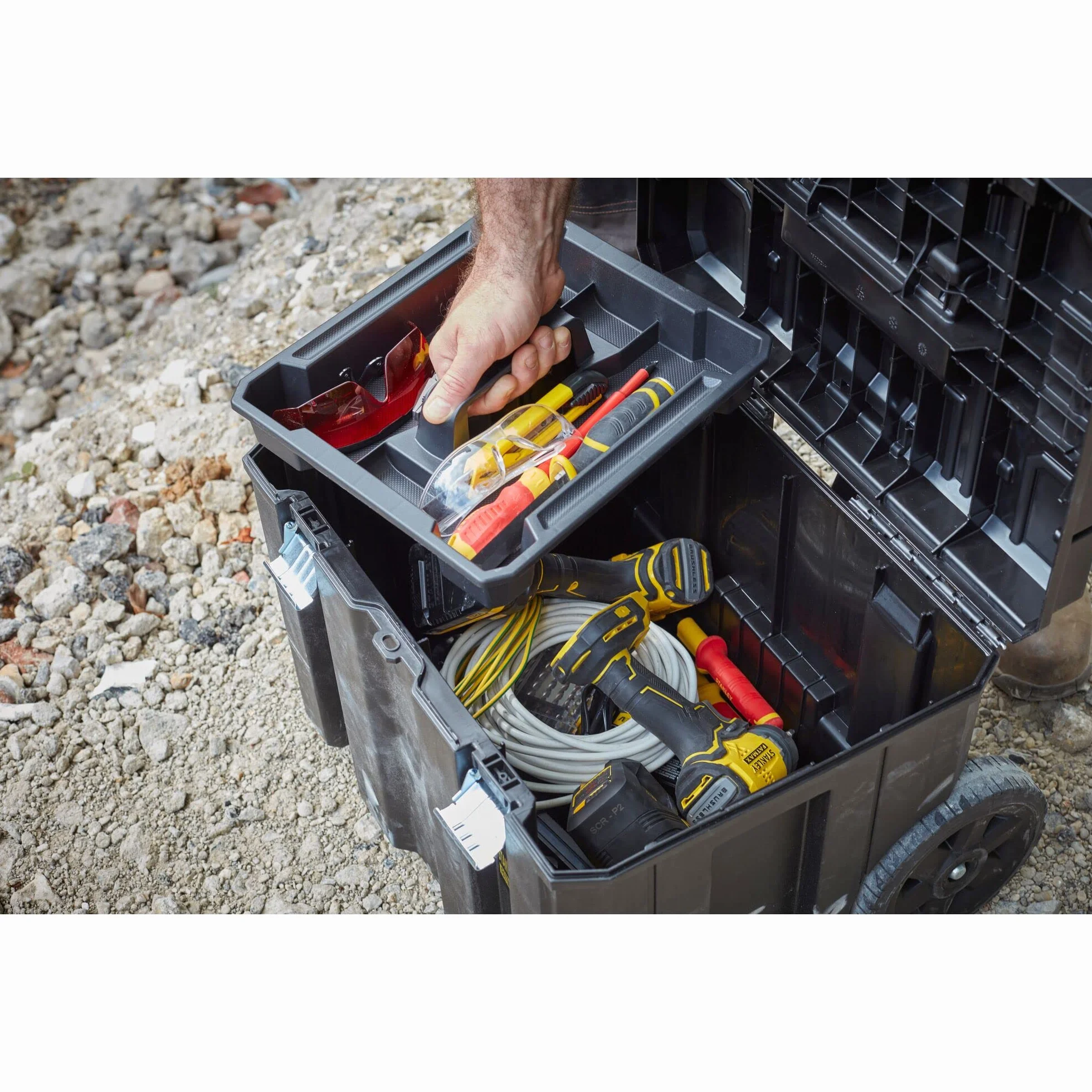 STANLEY FATMAX PRO-STACK Caja de almacenamiento móvil 50L con ruedas, cierres metálicos, negro
