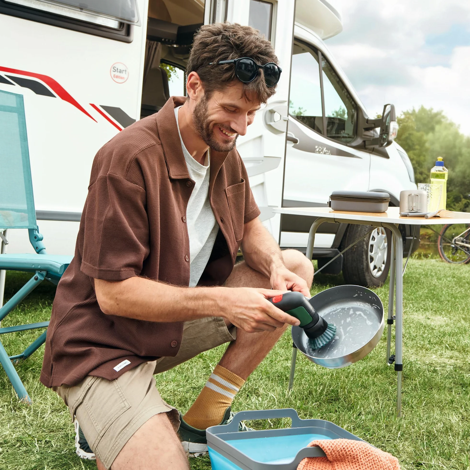 Bosch Cepillo de Limpieza eléctrico UniversalBrush (Incluye batería de 3,6 V integrada, 1 Cable Micro USB y 4 Accesorios de Limpieza, en Caja de cartón)