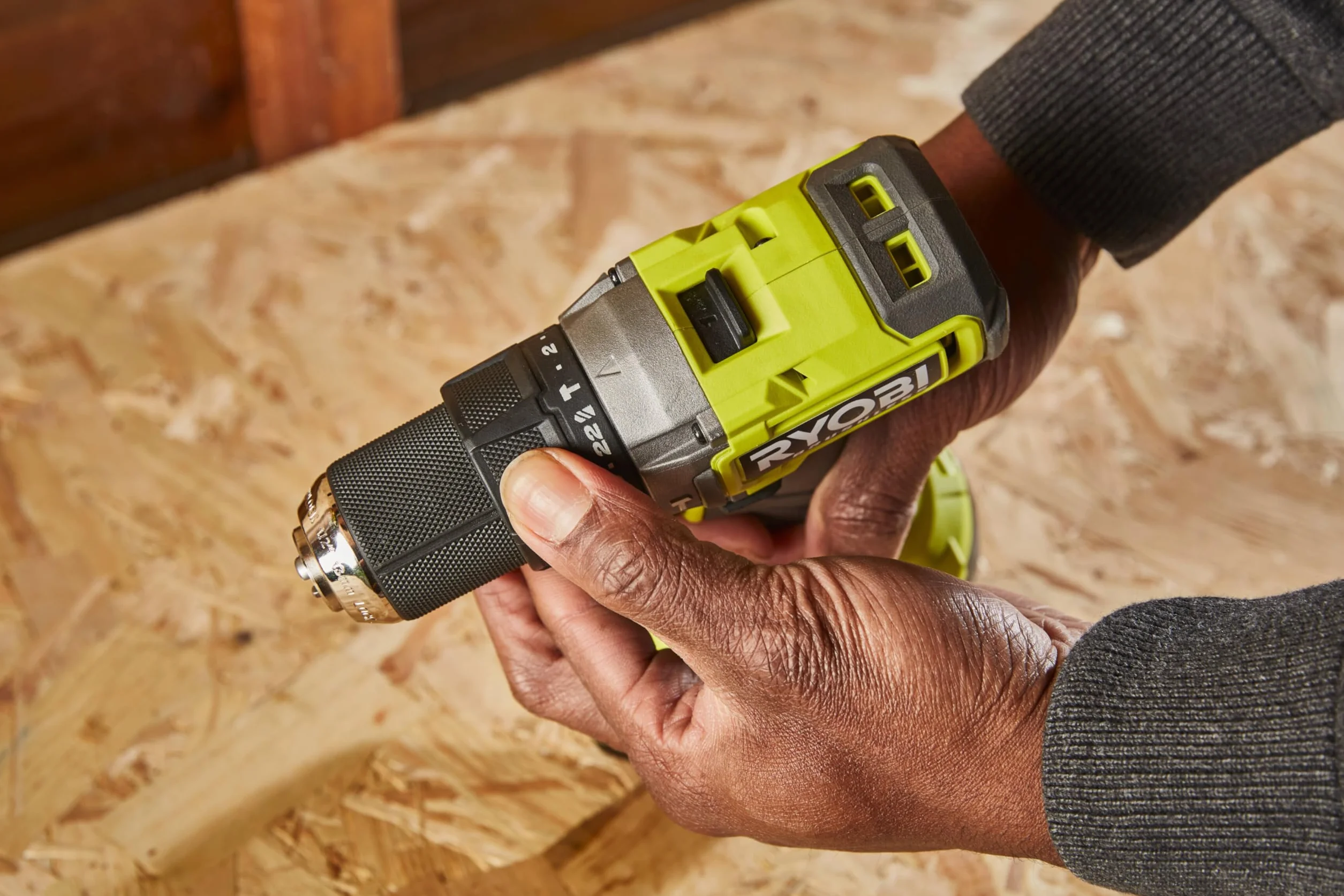 RYOBI ONE+ 18V Taladro percutor sin escobillas – 54 Nm, mandril 13 mm, 2 velocidades (0–450/0–1.700 rpm), 24 posiciones de par – Incluye baterías 2,0 Ah + 4,0 Ah y cargador