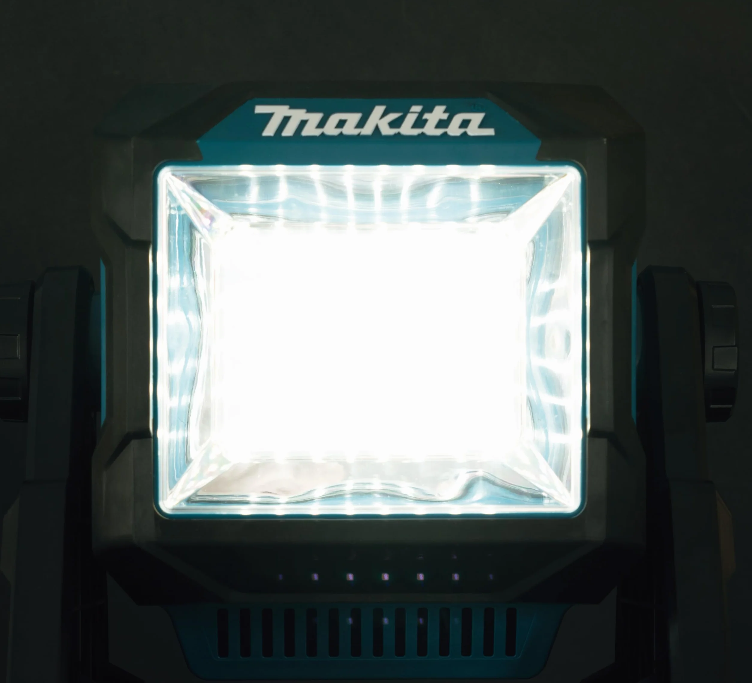 Makita ML005G 40V Max Li-on XGT Luz de trabajo inalámbrica - Baterías y cargador no incluidos