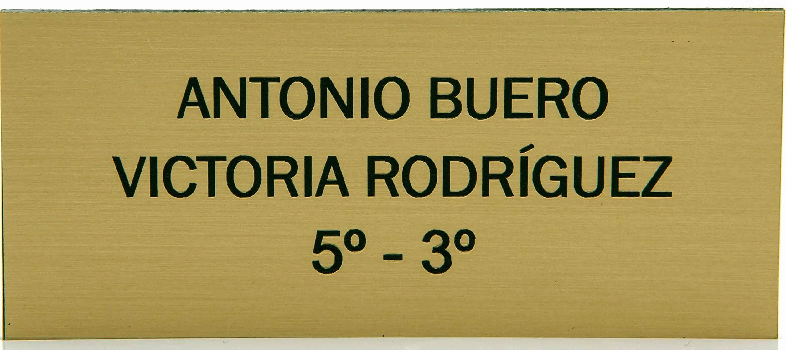 Placa para Buzón de plástico dorado mate y grabado negro. Cinta autoadhesiva. Grosor 1,5mm y tamaño máximo 100x40mm