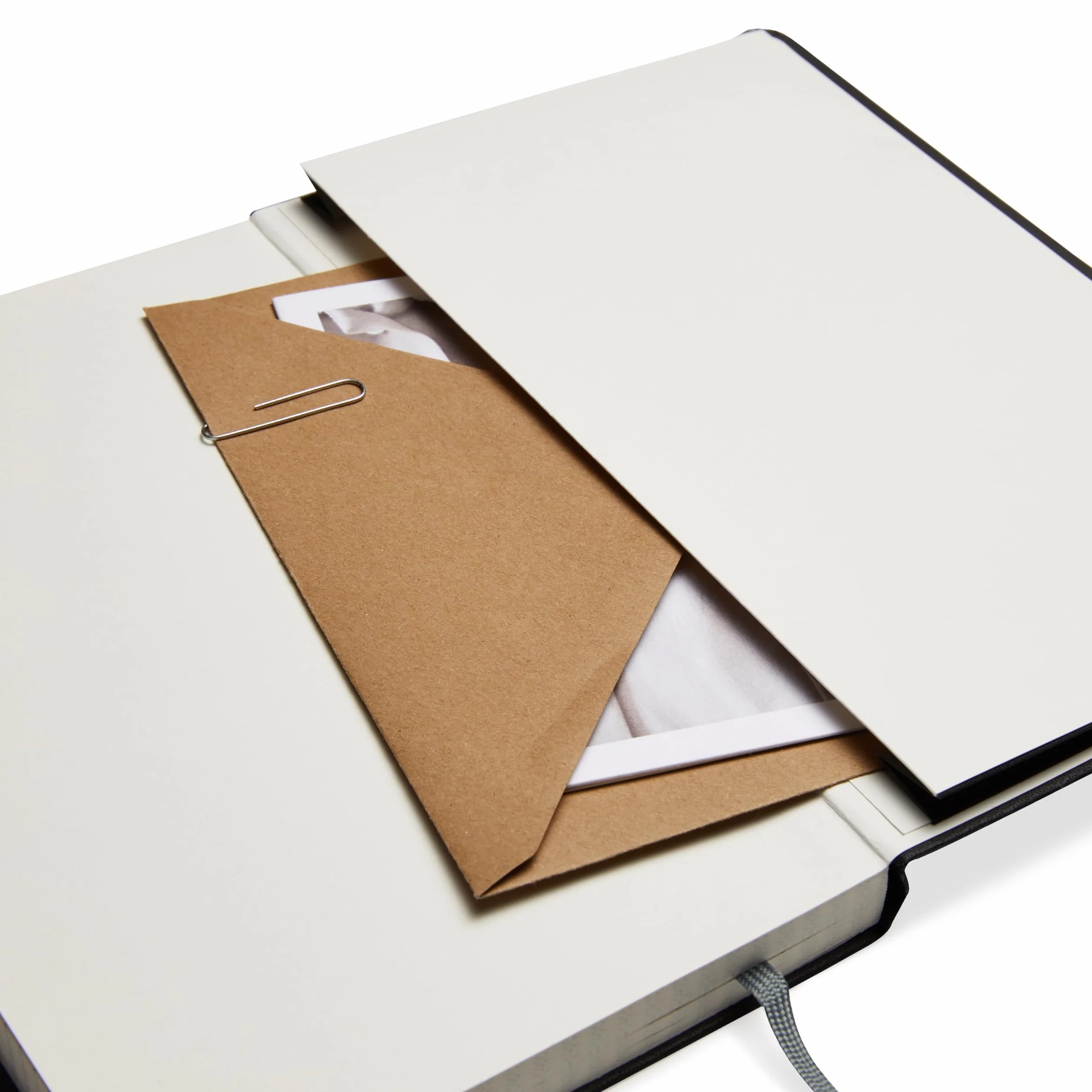 Amazon Basics Cuaderno clásico A5 liso negro
