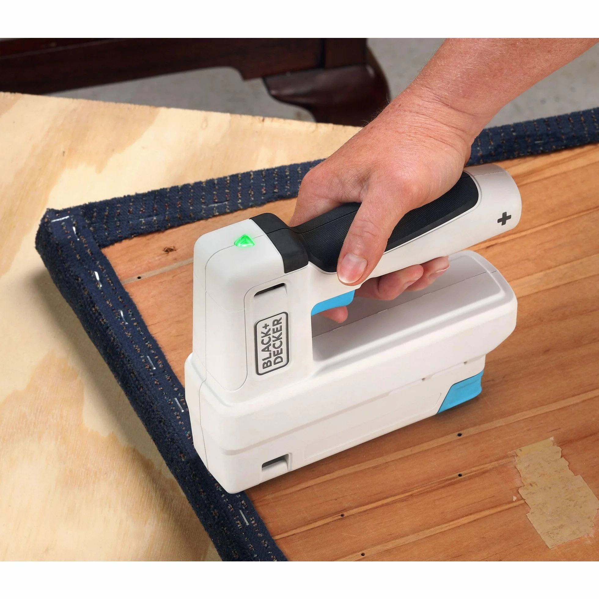 BLACK+DECKER BCN115-XJ - Grapadora 3,6v, Diseño ultra-ergonómico, Batería 1,5Ah Litio, Carga USB, Incluye 500 grapas 14mm y 500 clavos 15mm