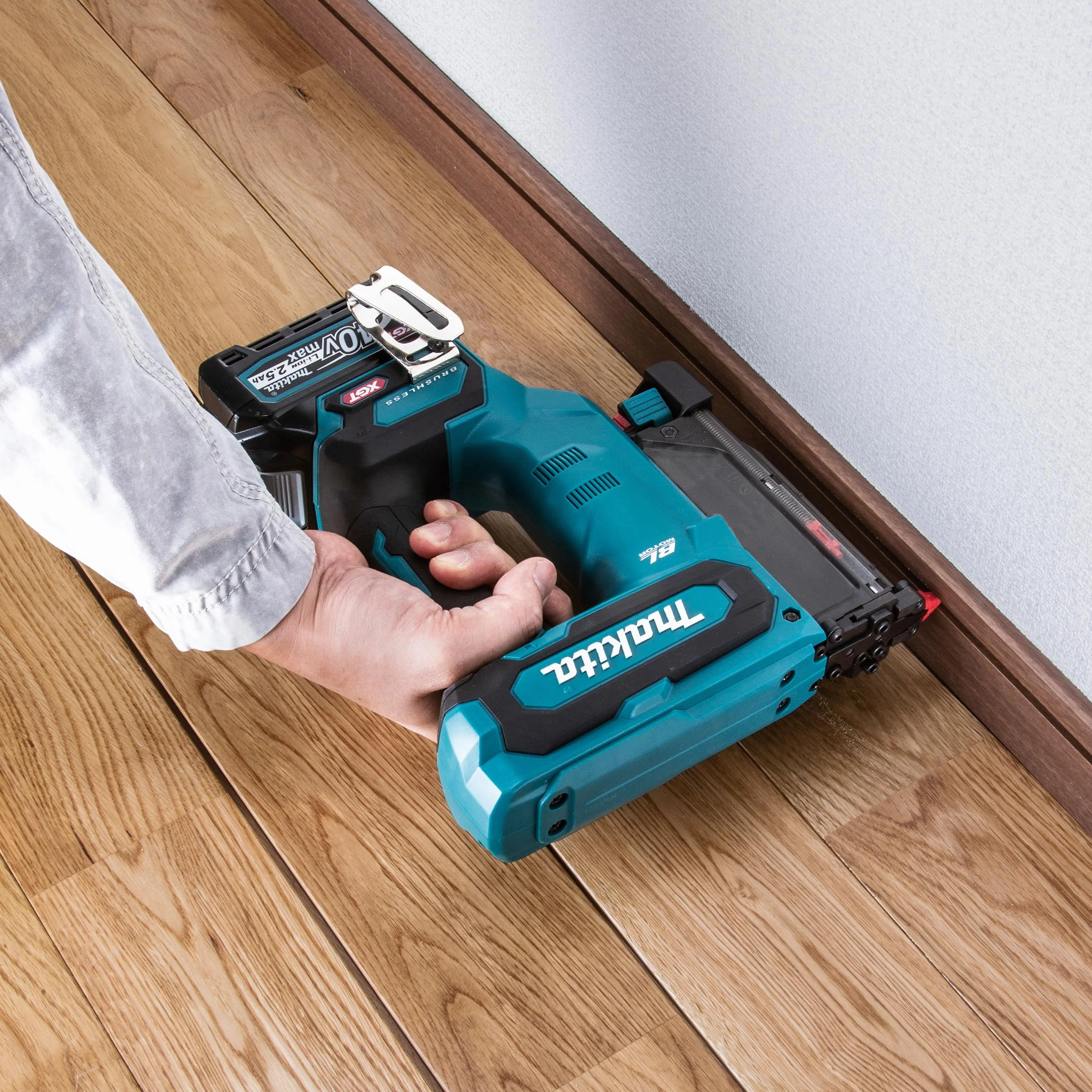 Makita PT001GZ Clavadora sin escobillas 40V Max Li-ion XGT Baterías y cargadores no incluidos