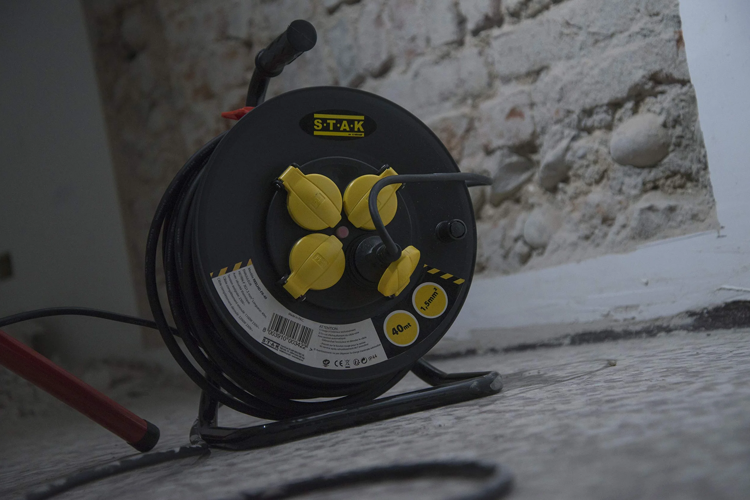 Stak REELHD-FR-40 - Enrollador eléctrico Profesional Resistente al Agua IP44 Cable 40 m de Goma 3G1,5 mm2 para Obras, Bricolaje, jardín, 4 enchufes, Estructura de Acero, Color Negro